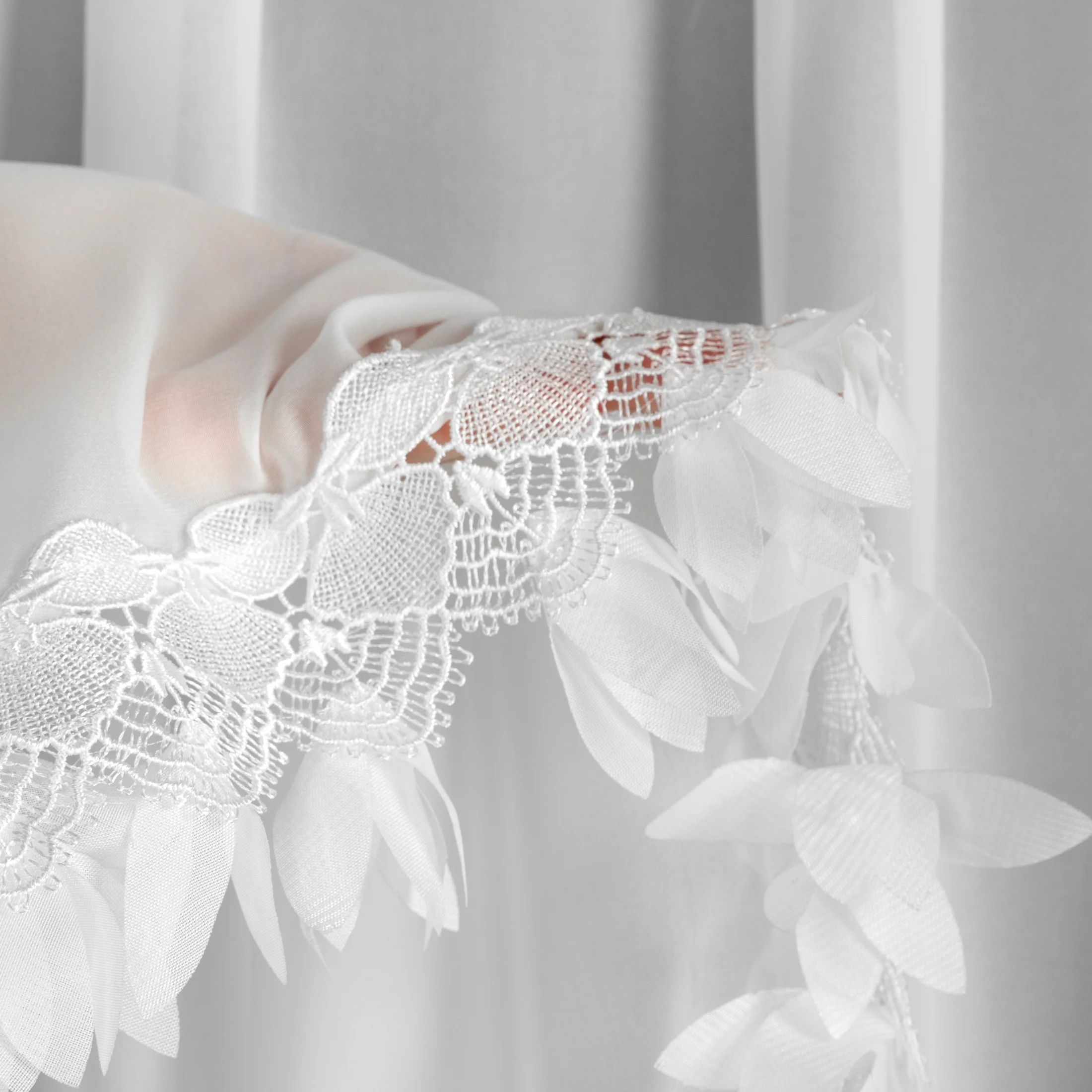 Firana biała z szyfonu zdobiona aplikacją 80x270 cm (wymiar podany na gotowo) system flex - LORETA Eurofirany