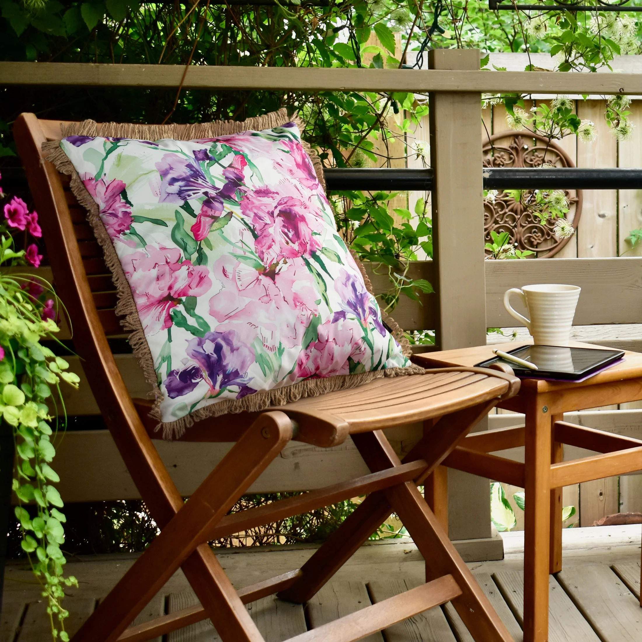 Poszewka na poduszkę 45x45 cm z tkaniny wodoodpornej na taras oraz balkon zdobiona nadrukiem kwiatów i frędzli różowo, fioletowa GARDEN Eurofirany