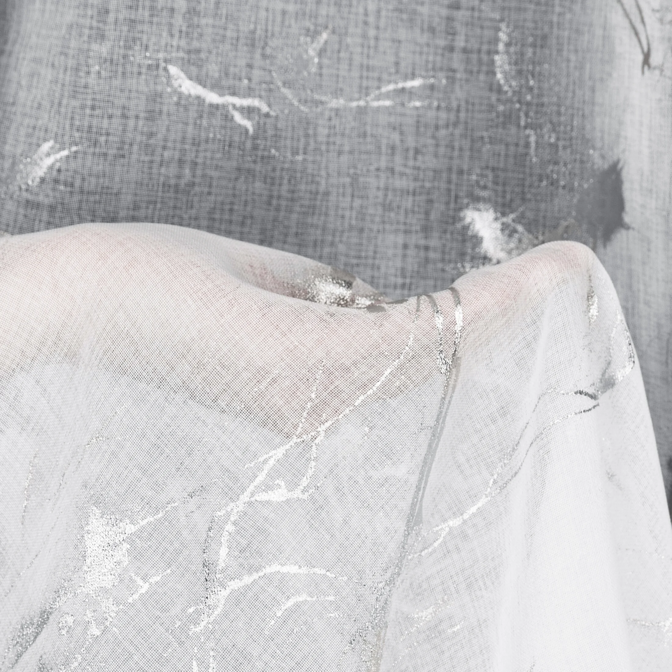 Dekoracja okienna biało, srebrna z etaminy zdobiona błyszczącym marmurkowym wzorem 140x270 cm taśma ALINA Eurofirany