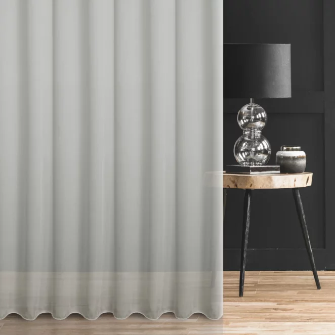 Firana szyta na taśmie 8 cm naturalna z supermiękkiej tkaniny o perłowym połysku, wykończona obciążnikiem