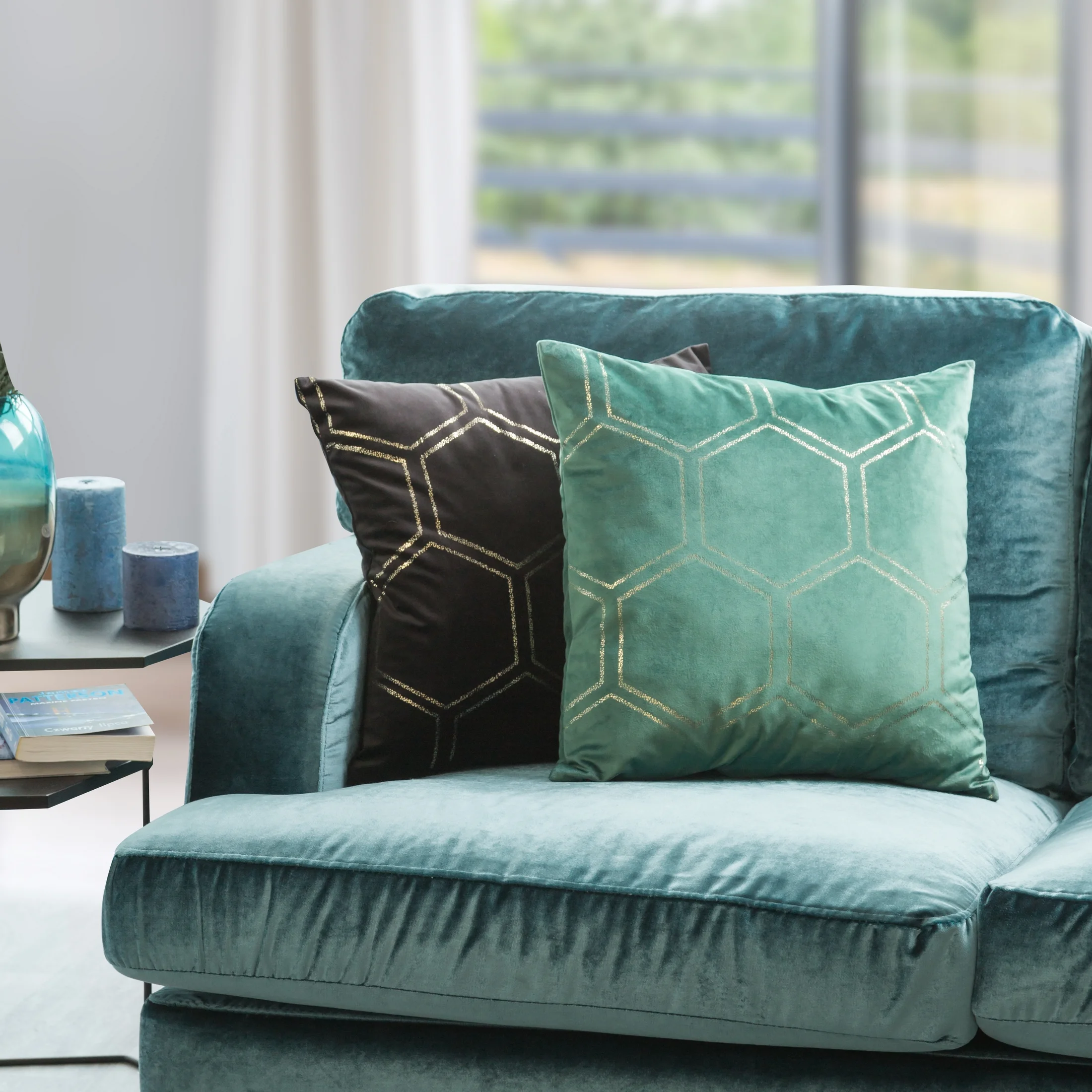 Poszewka na poduszkę 45x45 cm welwetowa ze złotym wzorem plastra miodu ciemnozielono BLINK Eurofirany