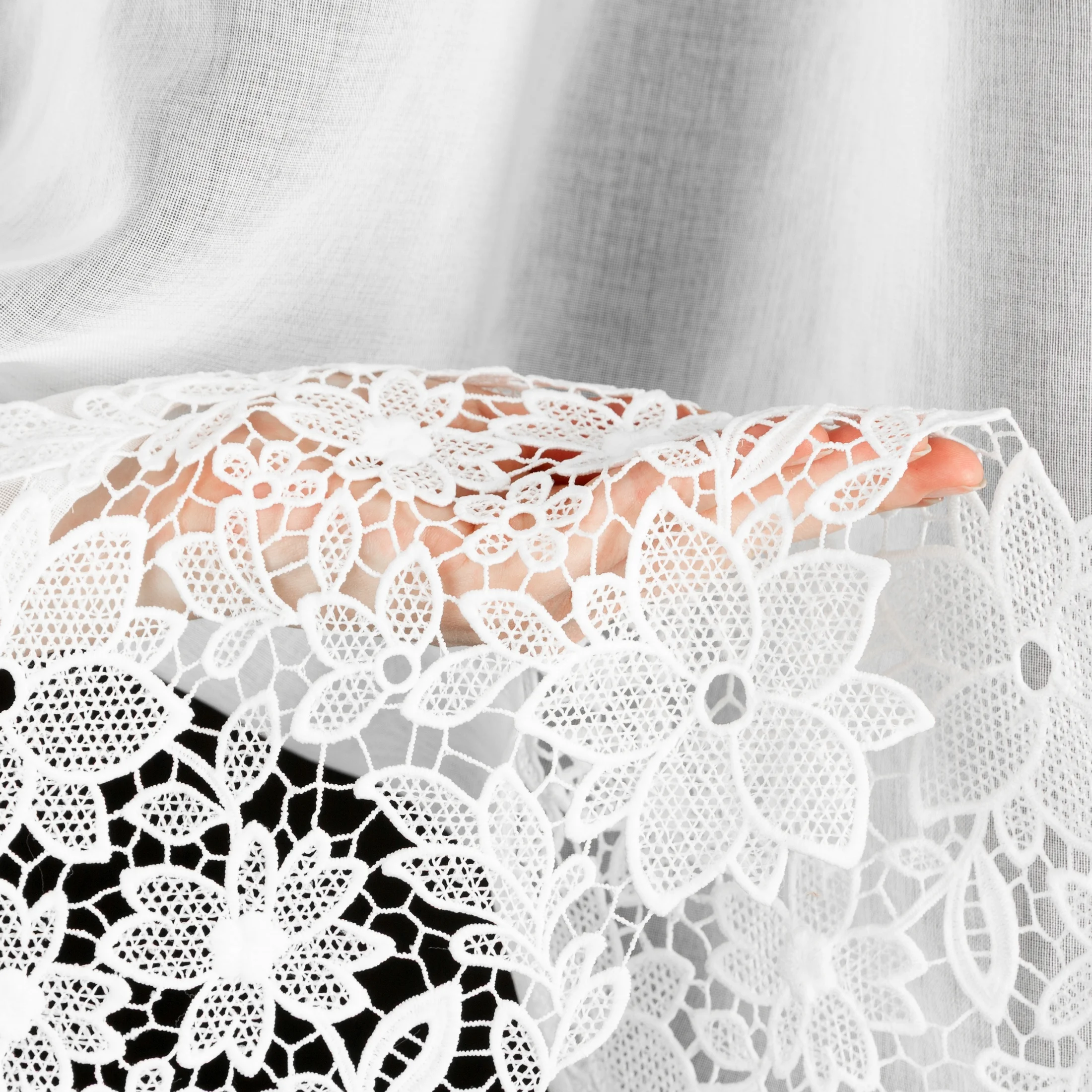 Firana biała z etaminy zdobiona ażurową koronką 400x80 cm, taśma - ARTEMIDA Eurofirany