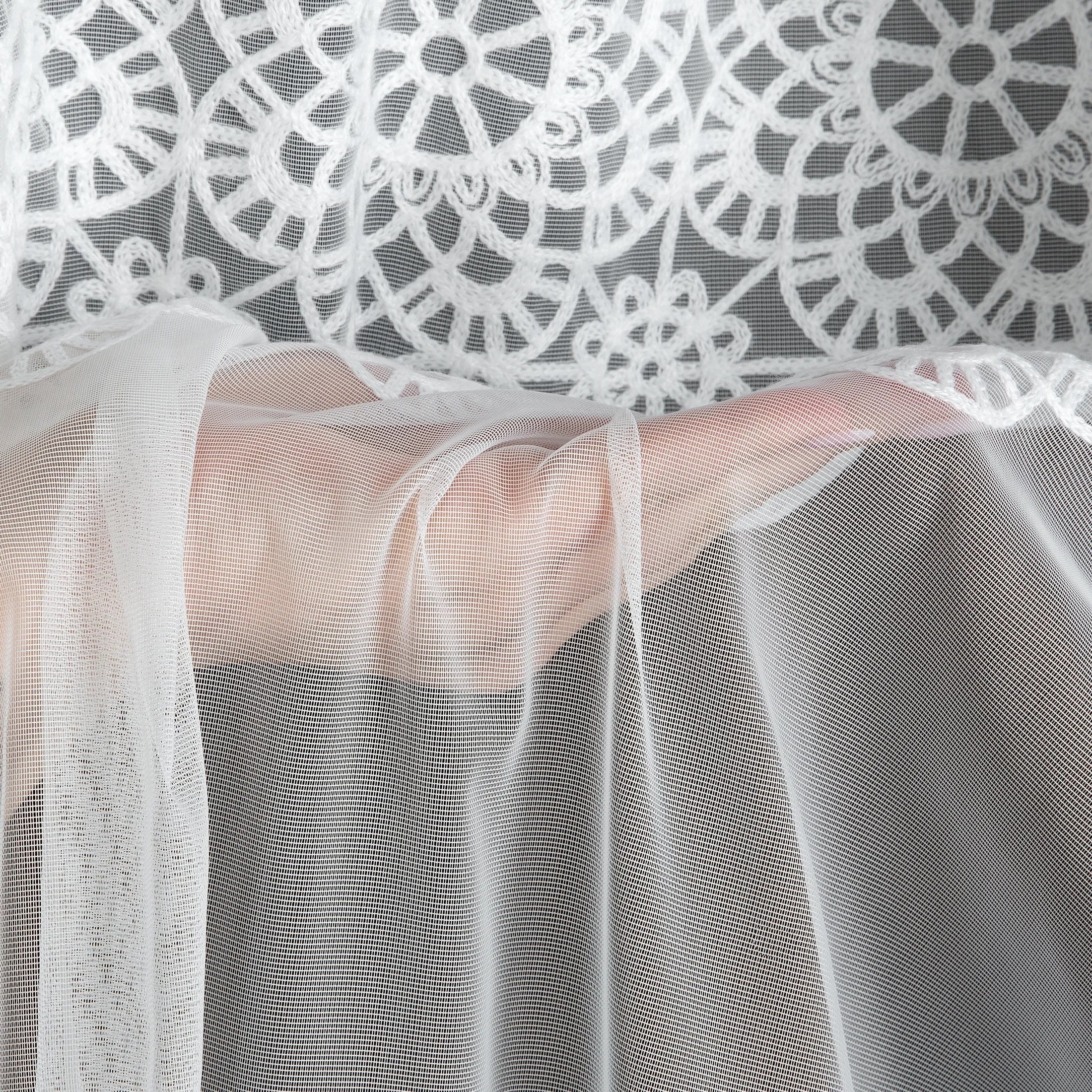 Firana biała z siateczki zdobiona haftowaną aplikacją 140x250 cm przelotka - AFRODYTA Eurofirany