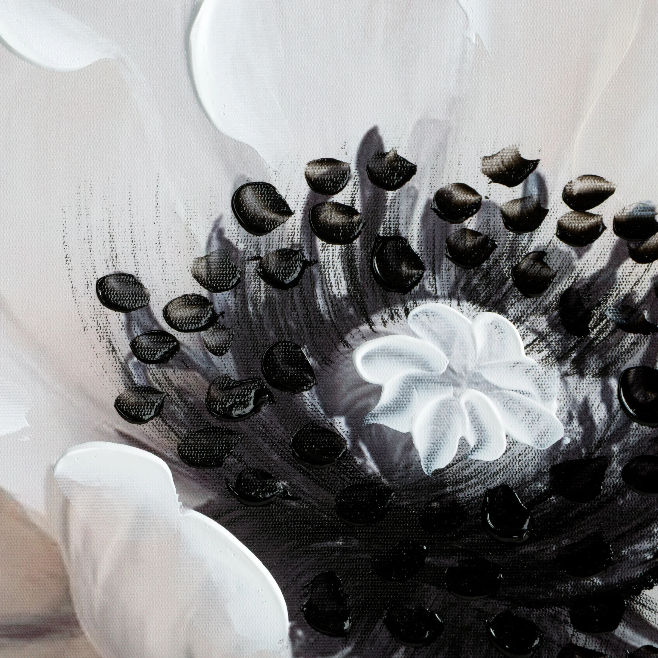 Obraz kremowo, czarny ręcznie malowany na płótnie kwiat 60x60 cm Eurofirany