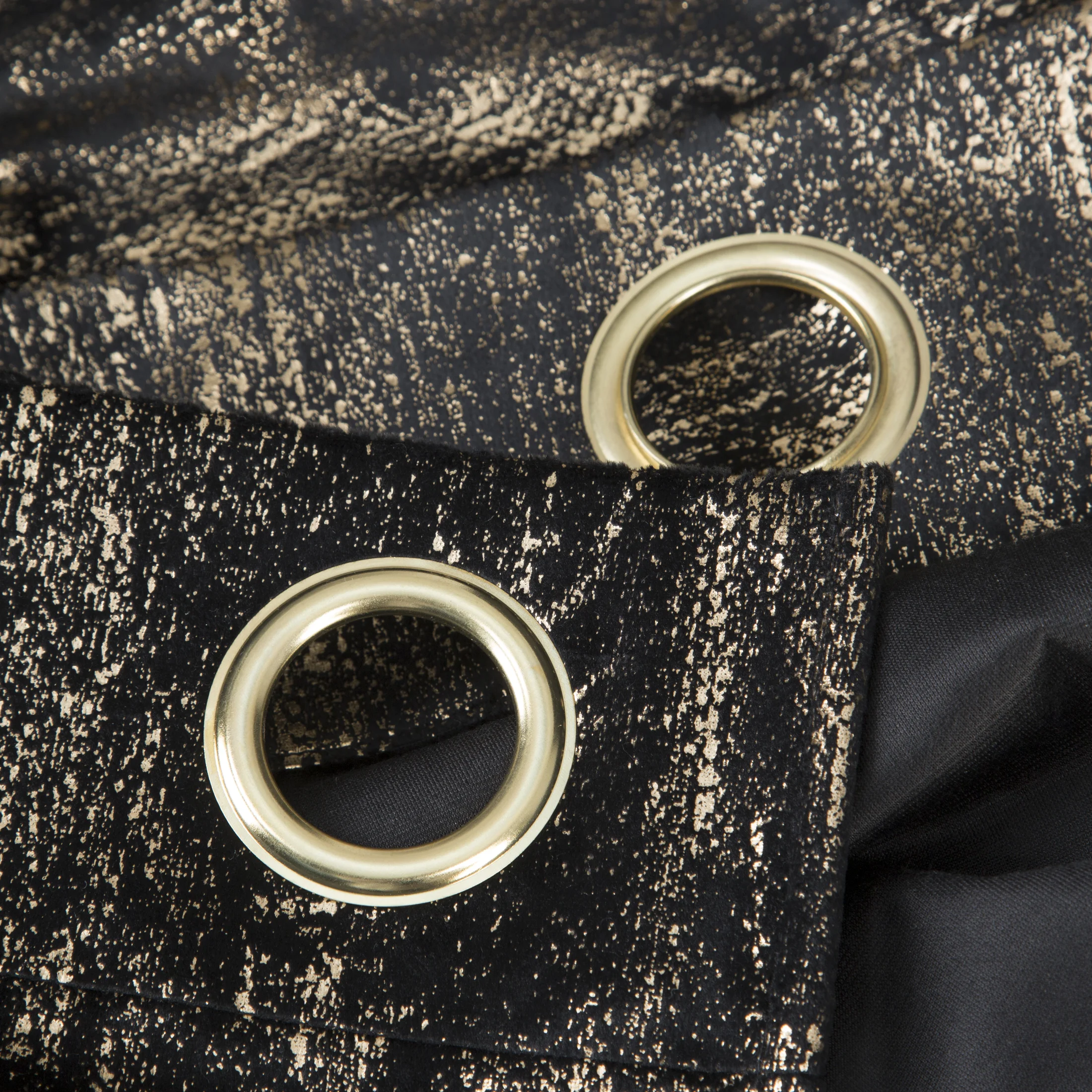 Zasłona czarna z tkaniny welwetowej zdobiona złotym przecieranym nadrukiem złote przelotki - DARA Eurofirany