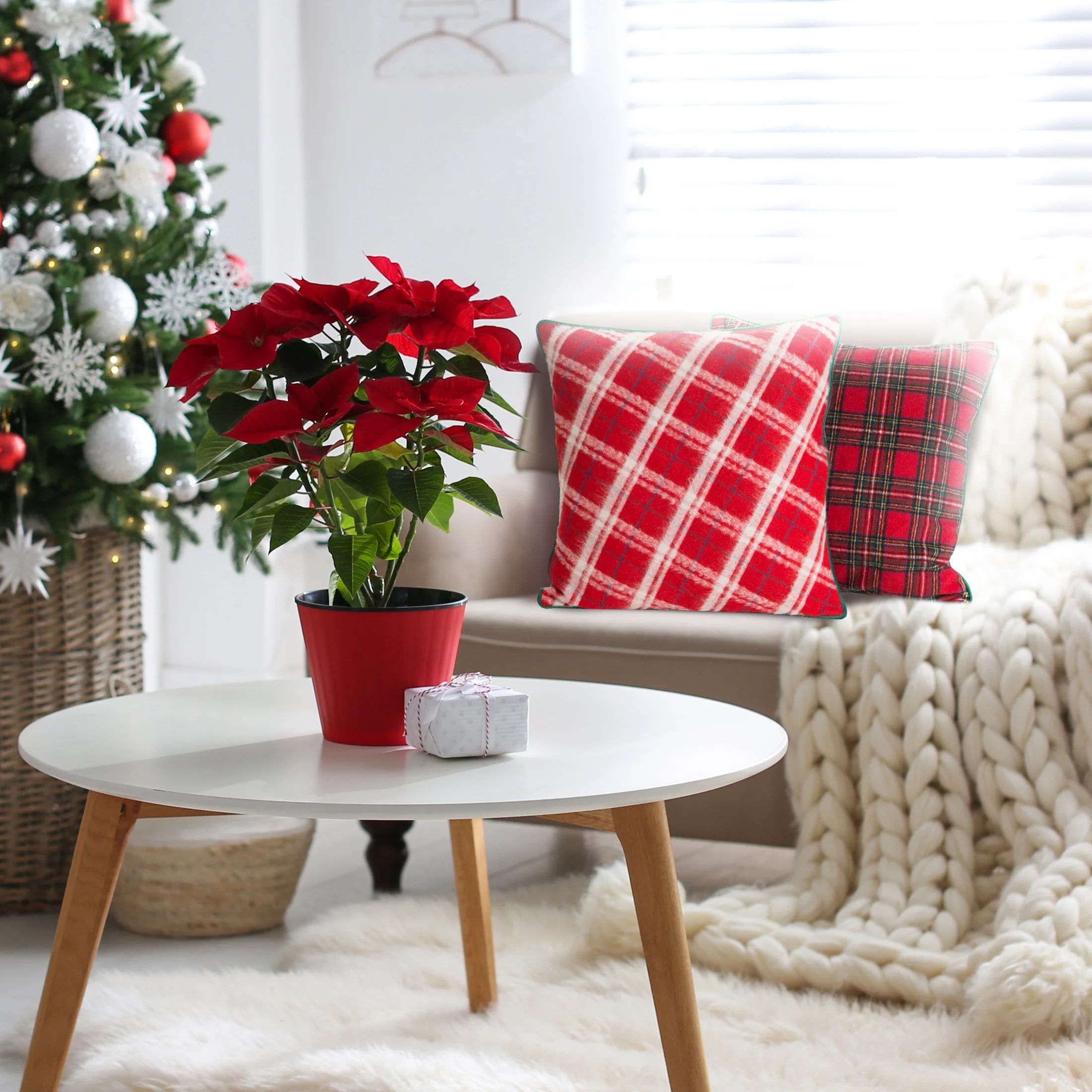 Poszewka na poduszkę 45x45 cm świąteczna z motywem kraty i wypustką na brzegach czerwono, biała GRID Eurofirany