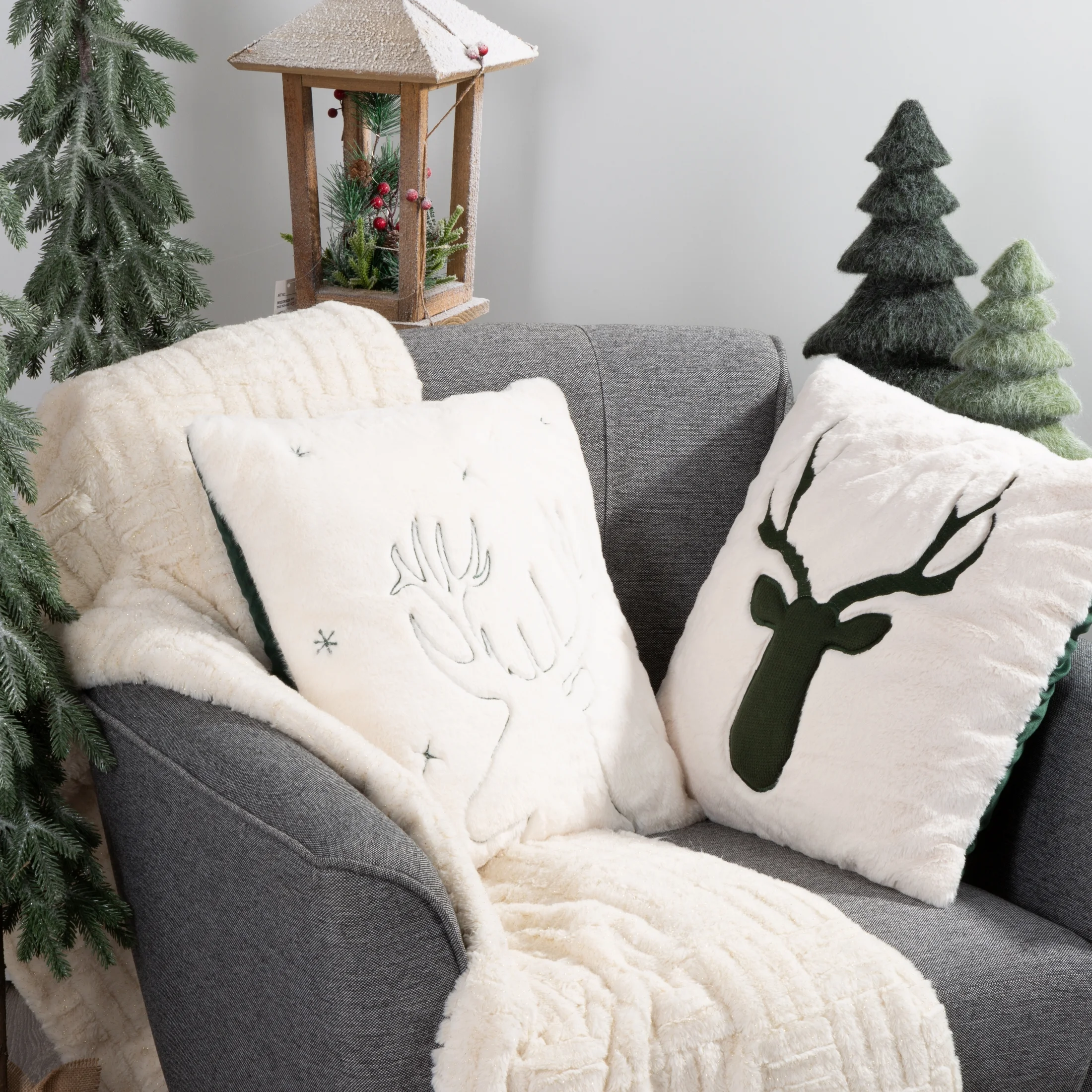 Poszewka na poduszkę 45x45 cm świąteczna z futrzanej tkaniny zdobiona haftem renifera kremowo, zielona DASHER Eurofirany