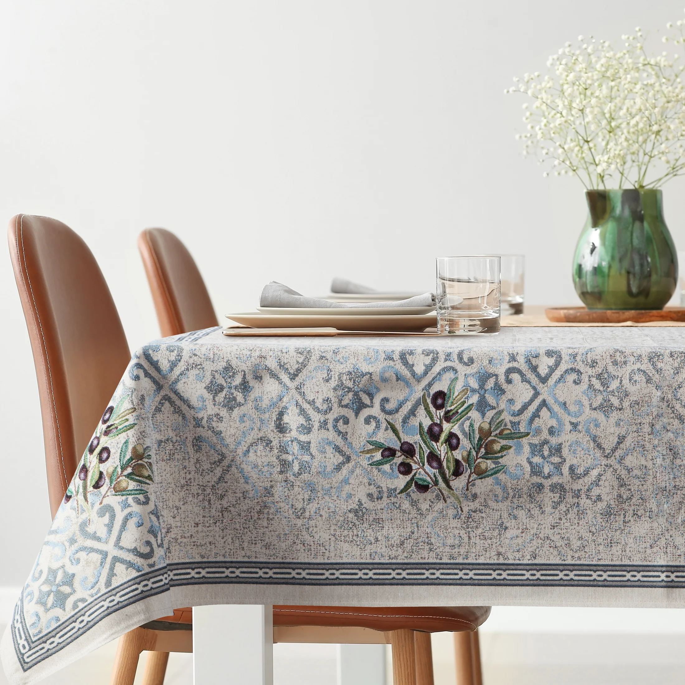Obrus naturalno, niebieski 140x180 cm gobelinowy z nadrukiem gałązki oliwnej