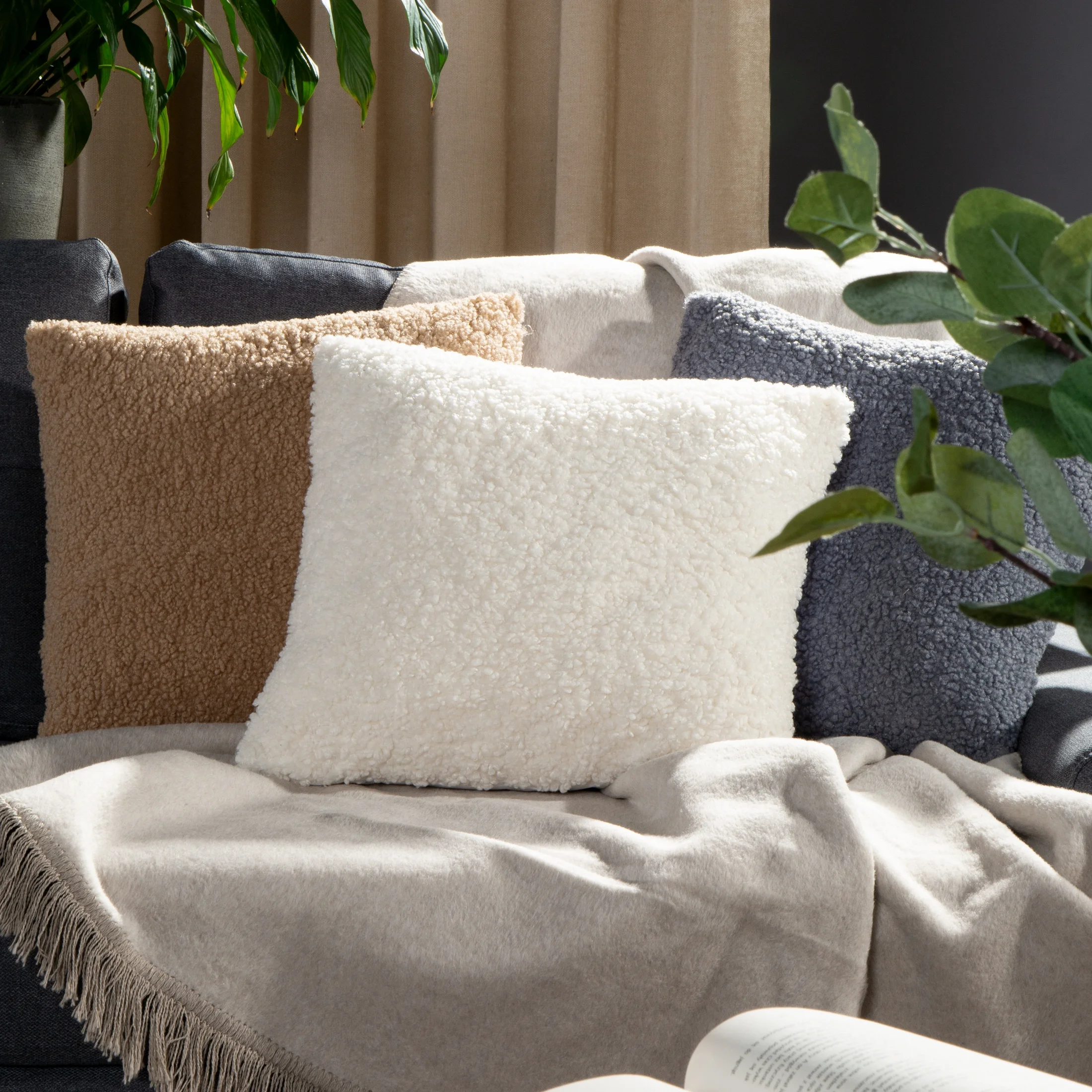 Poszewka na poduszkę 45x45 cm z miękkiej tkaniny barankowej srebrna BUKLA Eurofirany