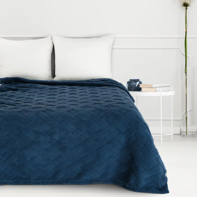 Koc flano 200x220 cm granatowy zdobiony wytłaczanym wzorem CARO DESIGN 91 Eurofirany