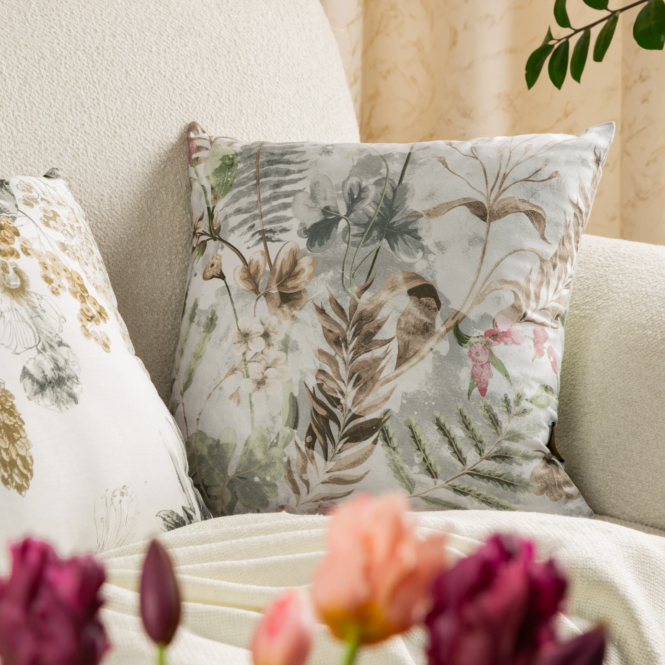 Poszewka na poduszkę 40x40 cm z satyny bawełnianej zdobiona nadrukiem roślinnym biało, brązowa SPRING 47 Eurofirany