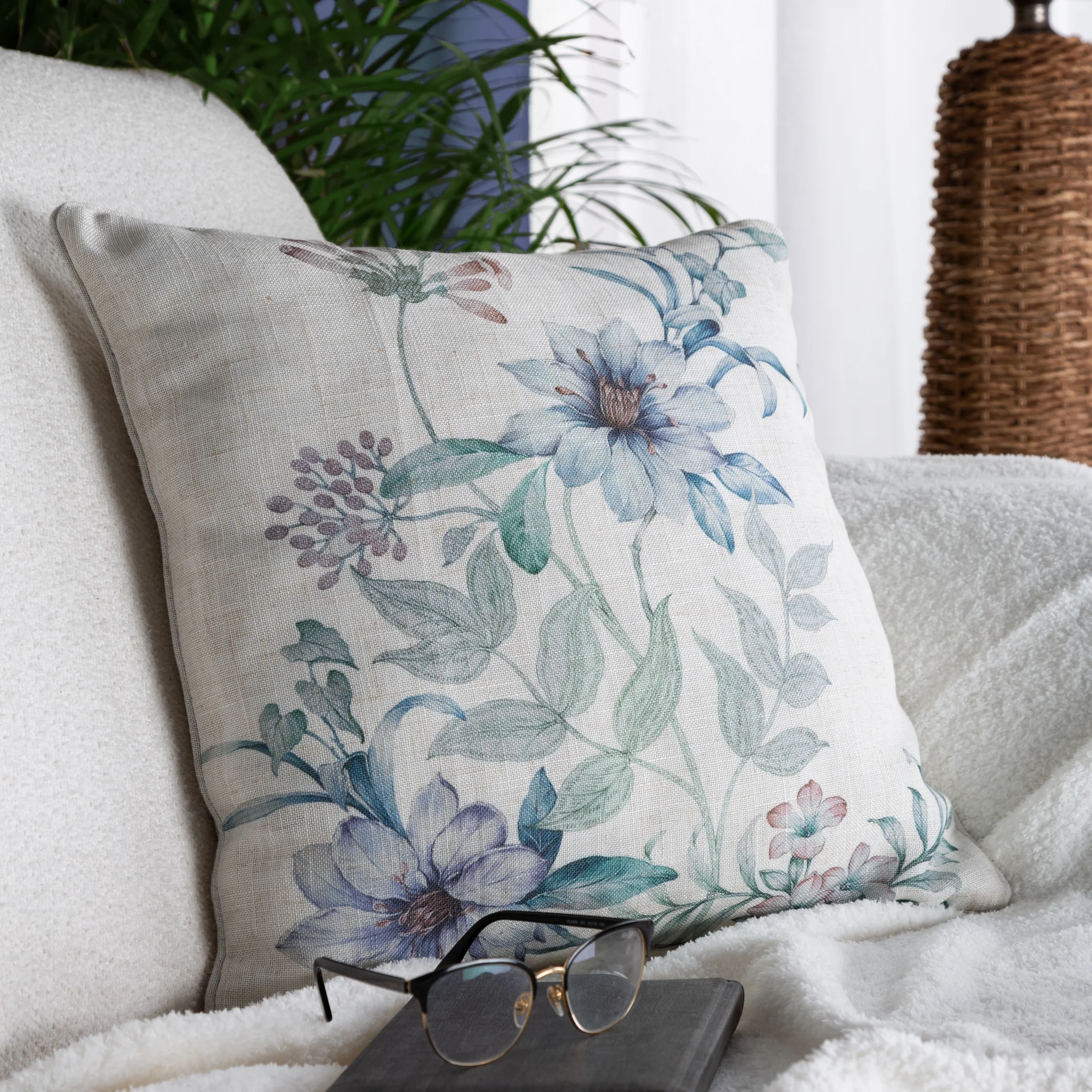 Poszewka na poduszkę 45x45 cm o strukturze lnu z lamówką naturalna, niebieska LEN Eurofirany