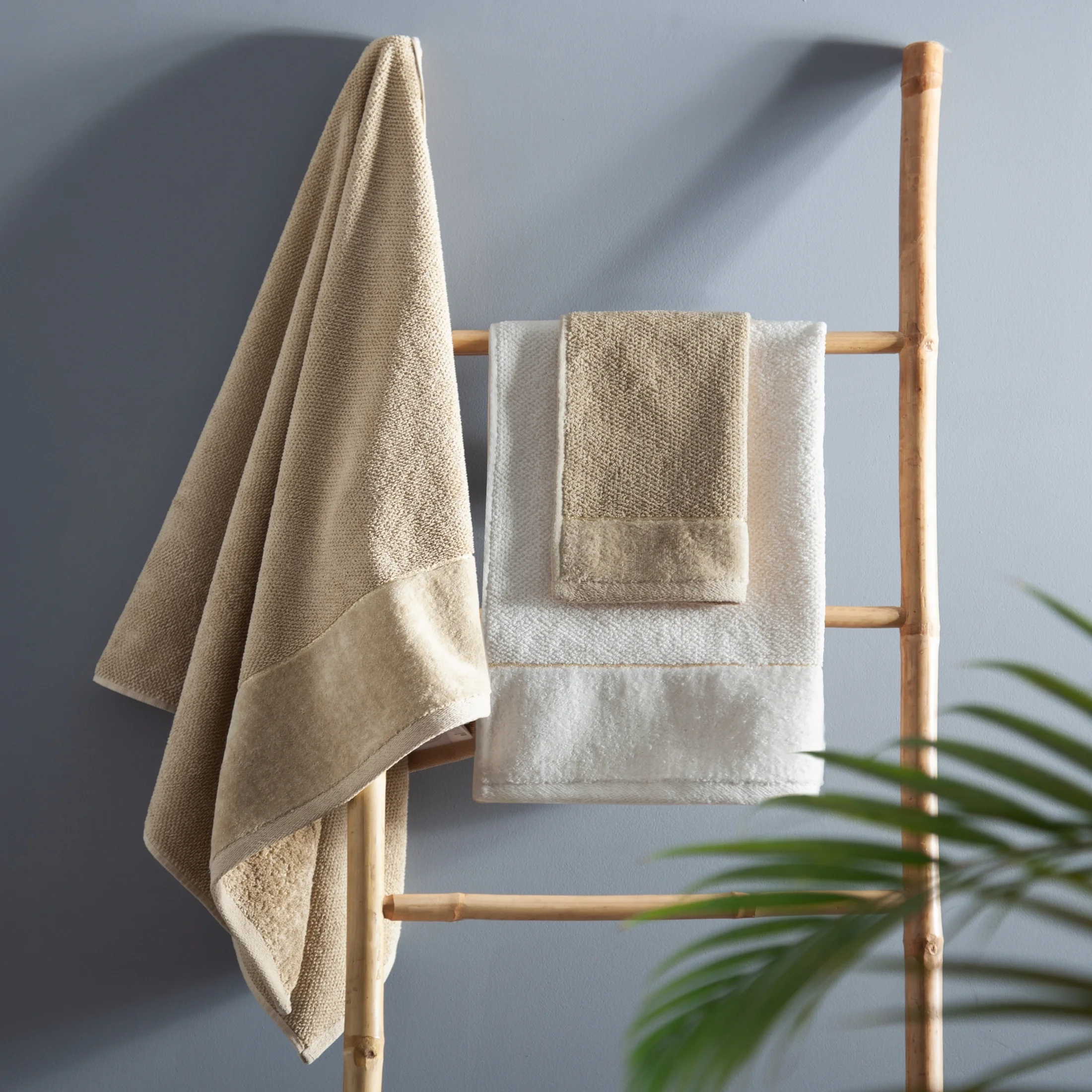 Ręcznik kąpielowy 70x140 cm bawełniany kolor beżowy z welwetową bordiurą 550 g/m2 ARIA Eurofirany