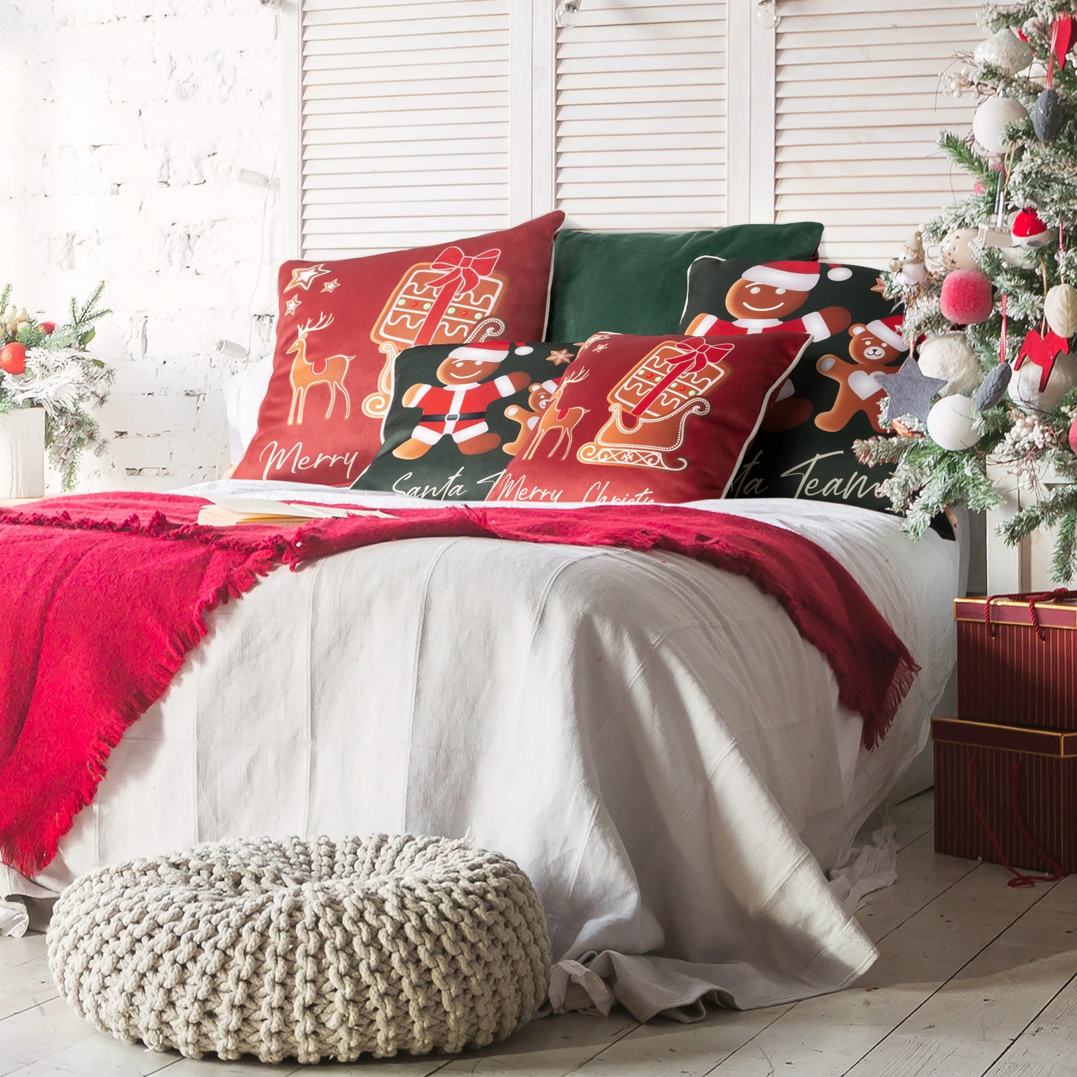 Poszewka na poduszkę 60x60 cm welwetowa ze świątecznym motywem pierników zielono, czerwona GINGER Eurofirany