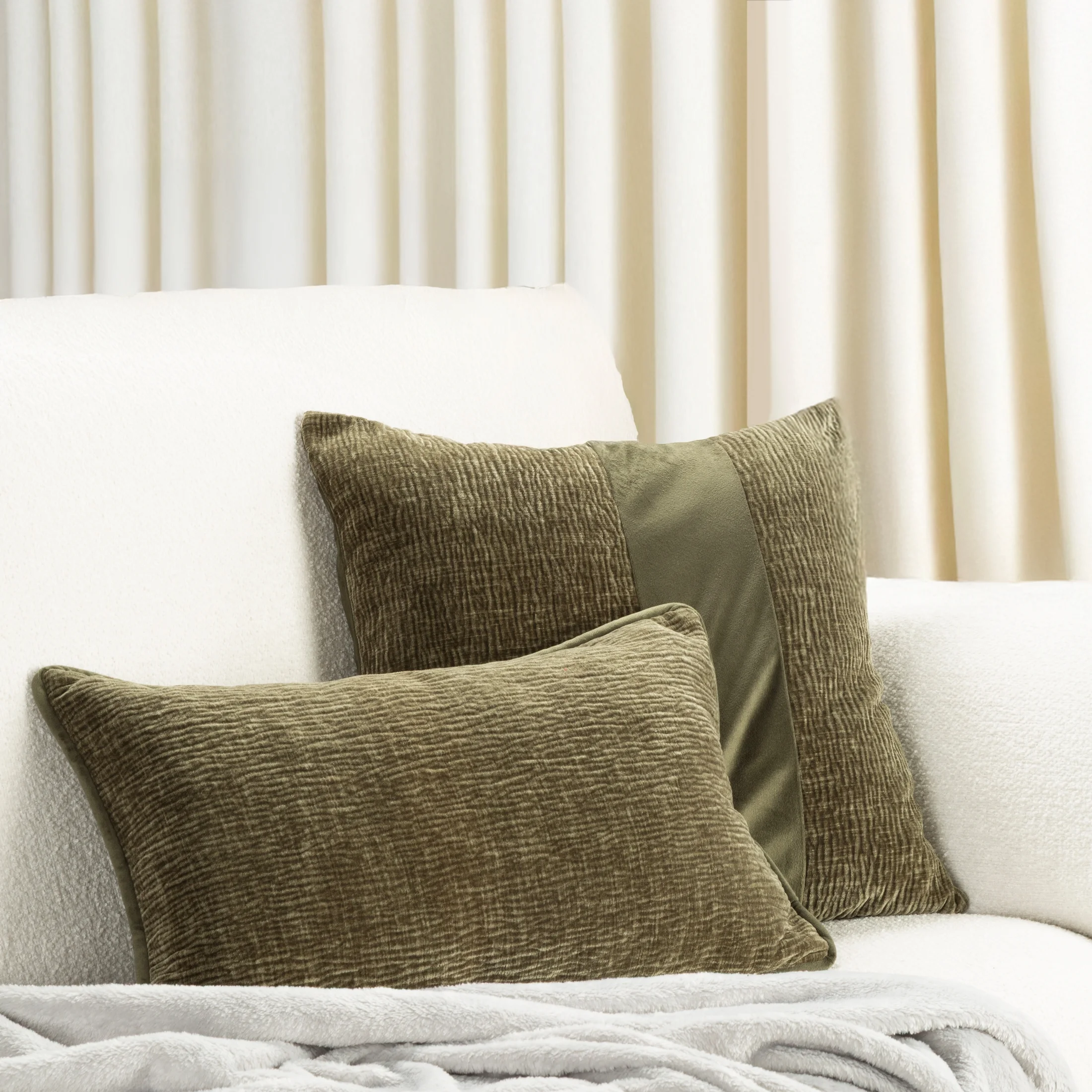 Poszewka na poduszkę 30x50 cm oliwkowa z szenilowej garbowanej tkaniny ROSI Eurofirany