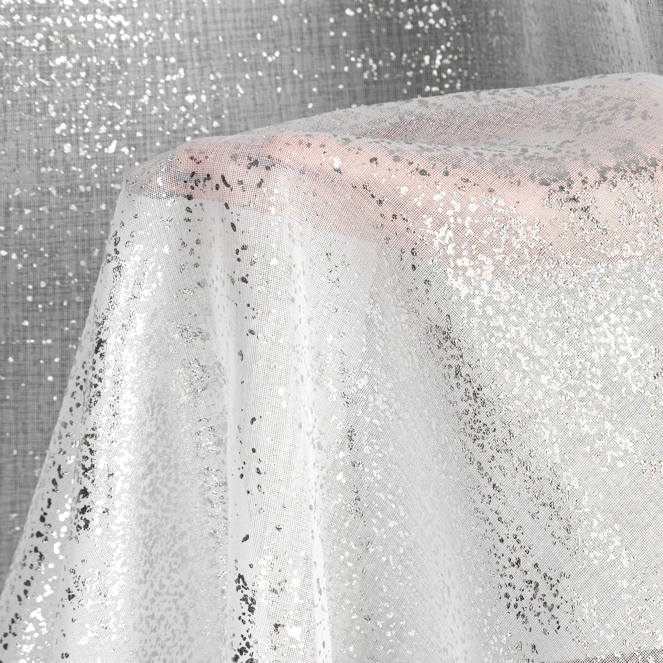 Firana świąteczna biało, srebrna z etaminy zdobiona subtelnymi choinkami 140x250 cm przelotka - ELSA