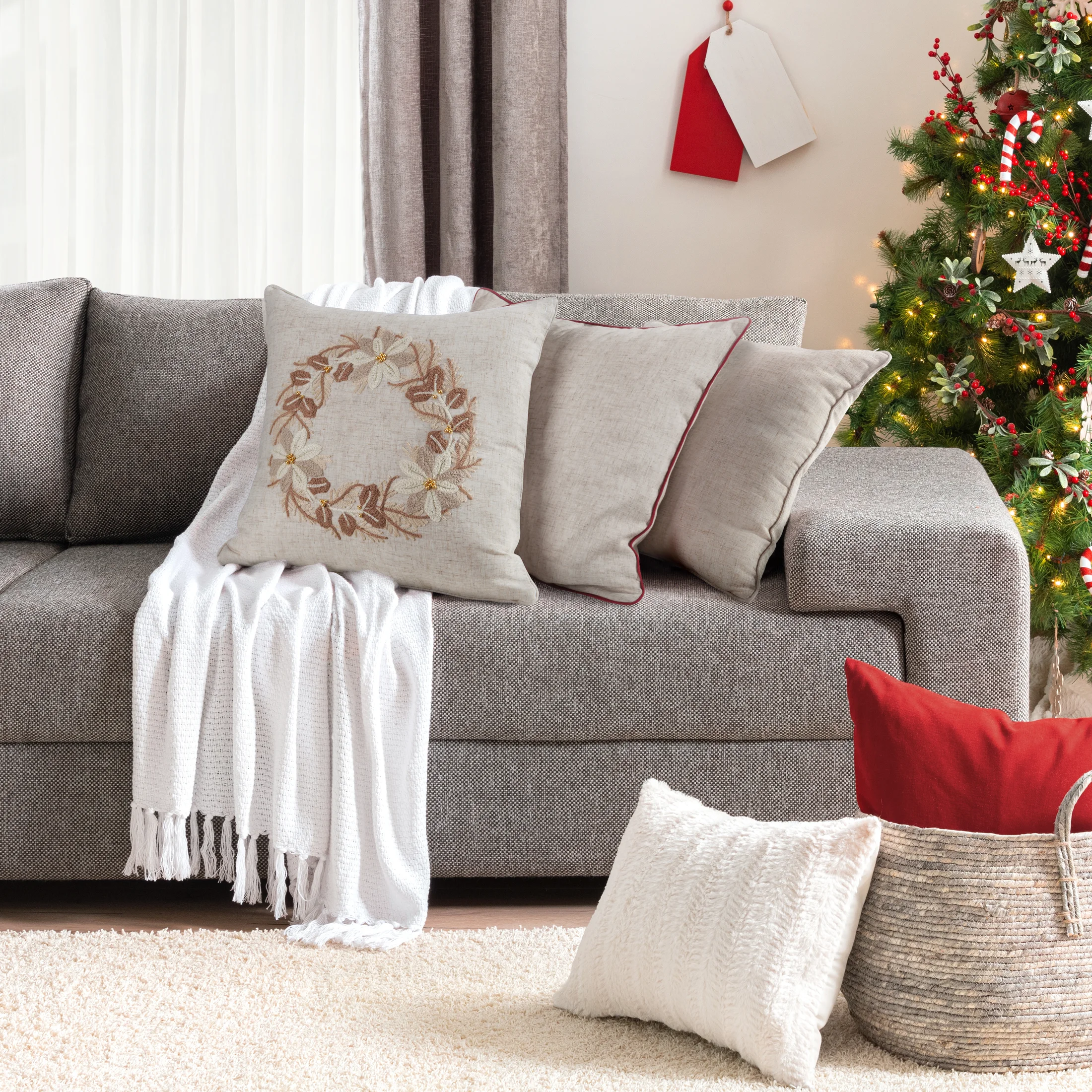 Poszewka na poduszkę świąteczna 45x45 cm o strukturze lnu beżowa zdobiona aplikacją Eurofirany