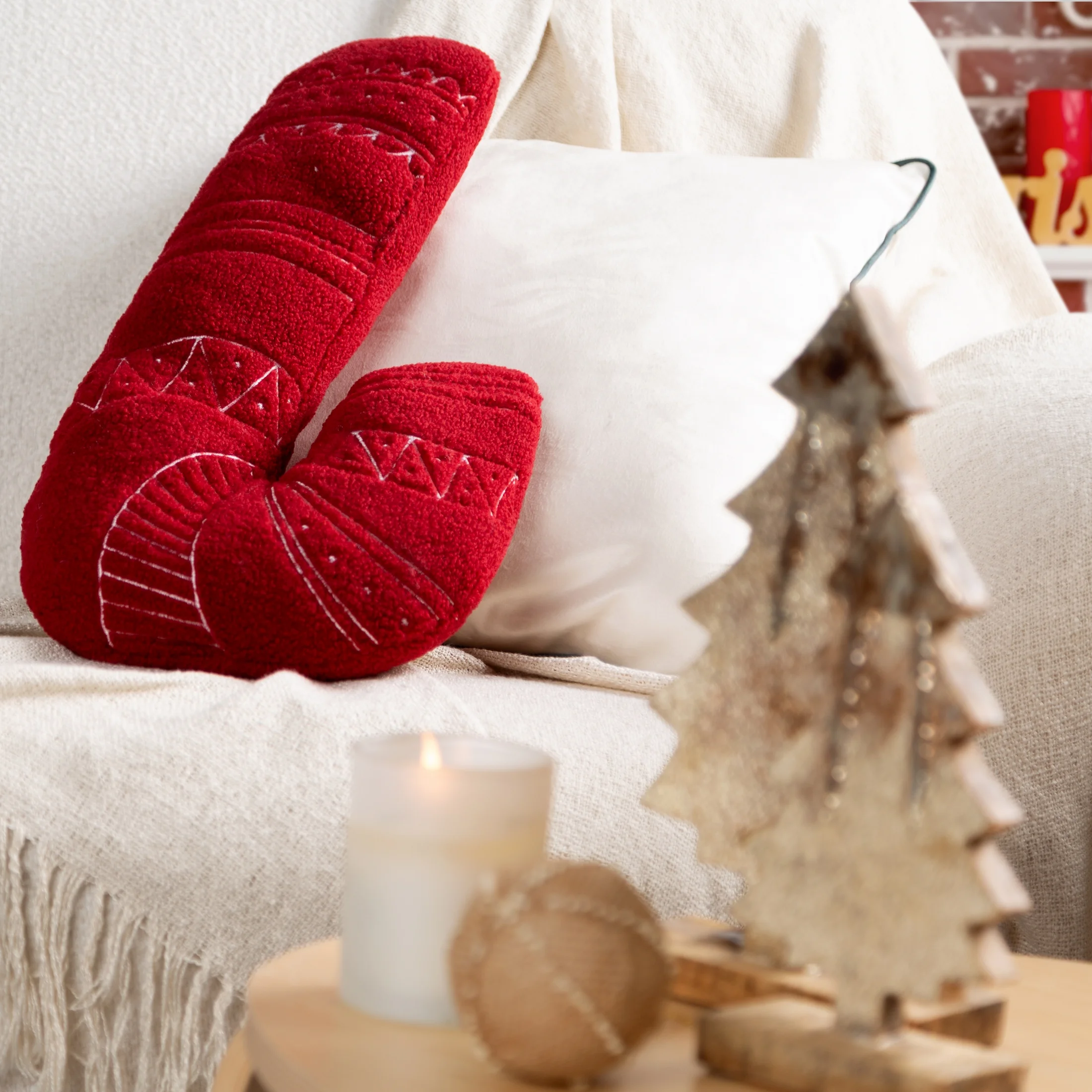 Poduszka świąteczna laska cukrowa 27x46 cm z tkaniny typu bukla czerwono, biała Eurofirany