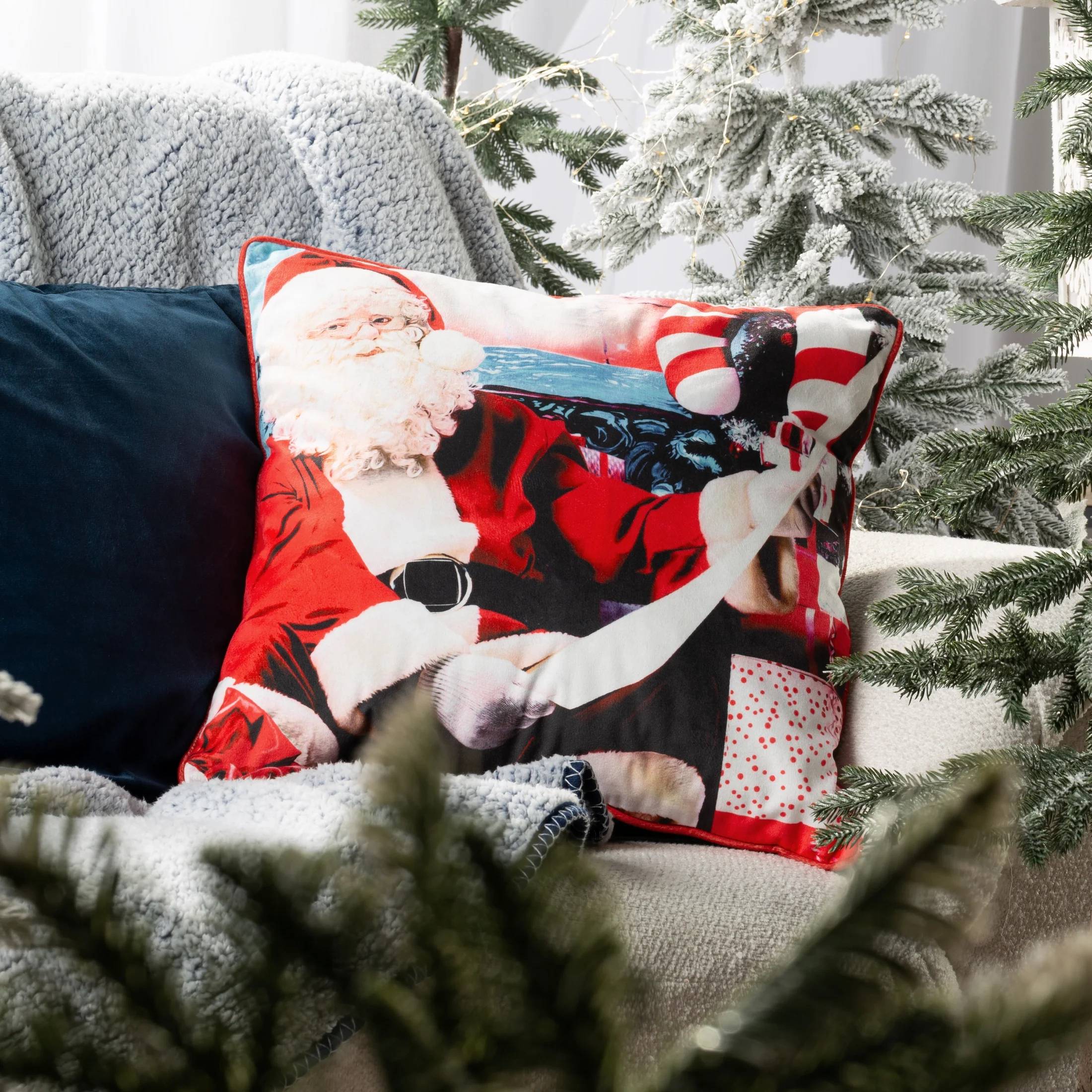 Poszewka na poduszkę 45x45 cm welwetowa zdobiona uroczym motywem świątecznym czerwono, biała Eurofirany