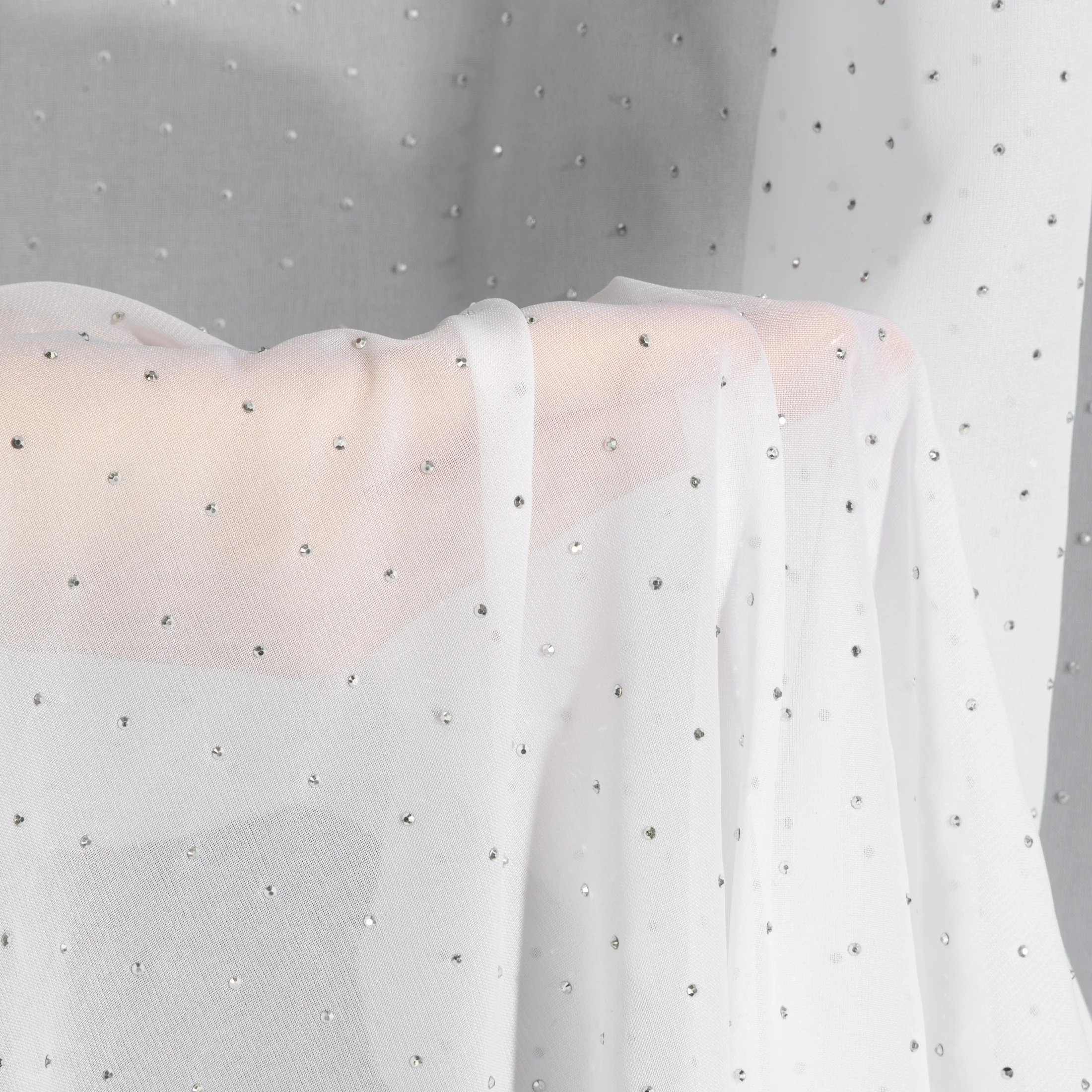 Firana biała z tkaniny szyfonowej zdobiona w dolnej części lśniącymi diamencikami 140x250 cm przelotka ARIADNA Eurofirany