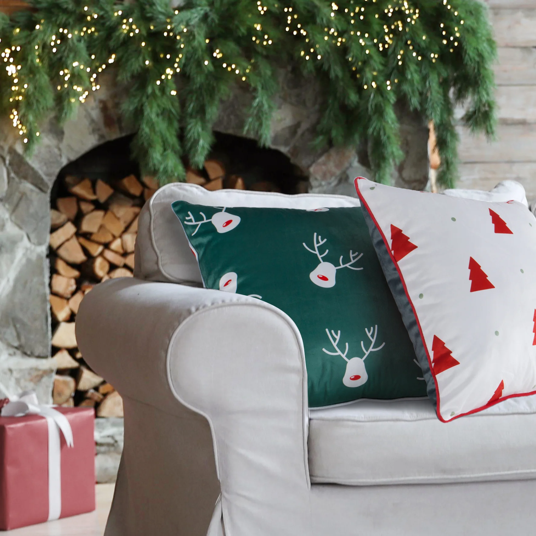 Poszewka na poduszkę świąteczna 45x45 cm biało, czerwona zdobiona nadrukiem choinek i elegancką wypustką Eurofirany