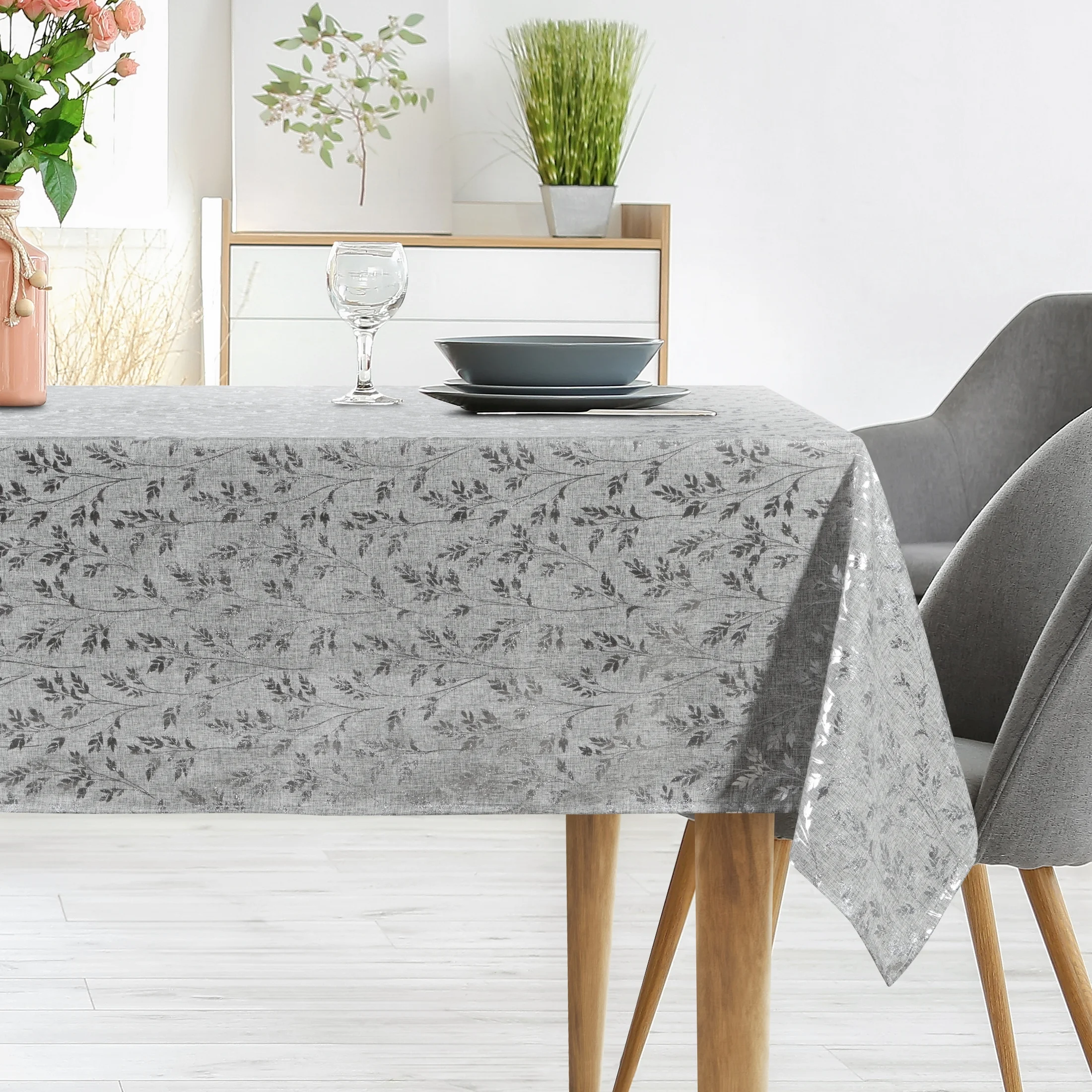 Obrus srebrny 140x260 cm z przyjemnej tkaniny SIMONA zdobiony błyszczącym wzorem gałązek