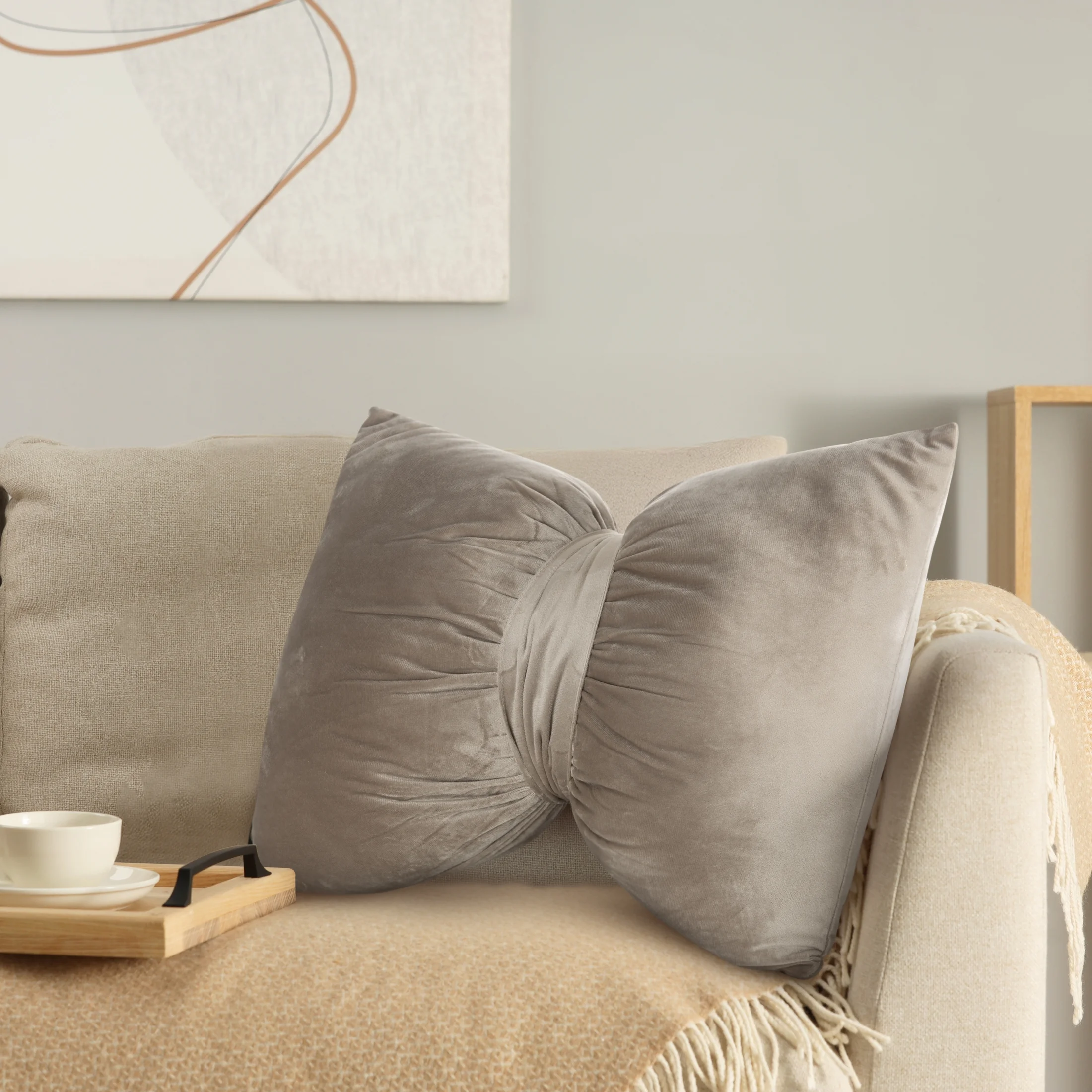 Poszewka na poduszkę 45x55 cm welwetowa w kształcie kokardy beżowa KODARDA Eurofirany