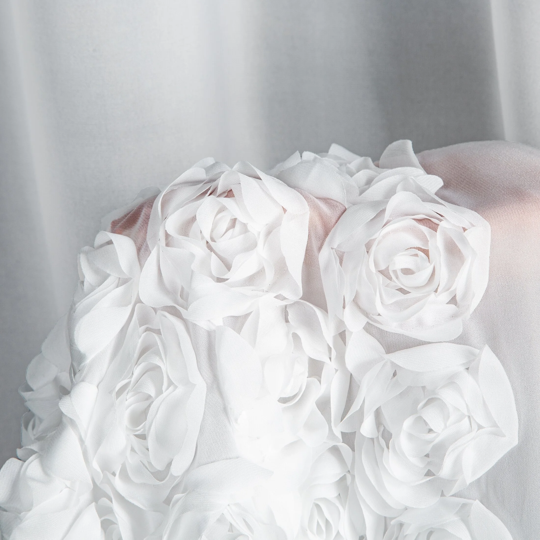 Zasłona biała zdobiona pasem aplikacji róż 140x270 cm taśma ROSES Eva Minge Eurofirany