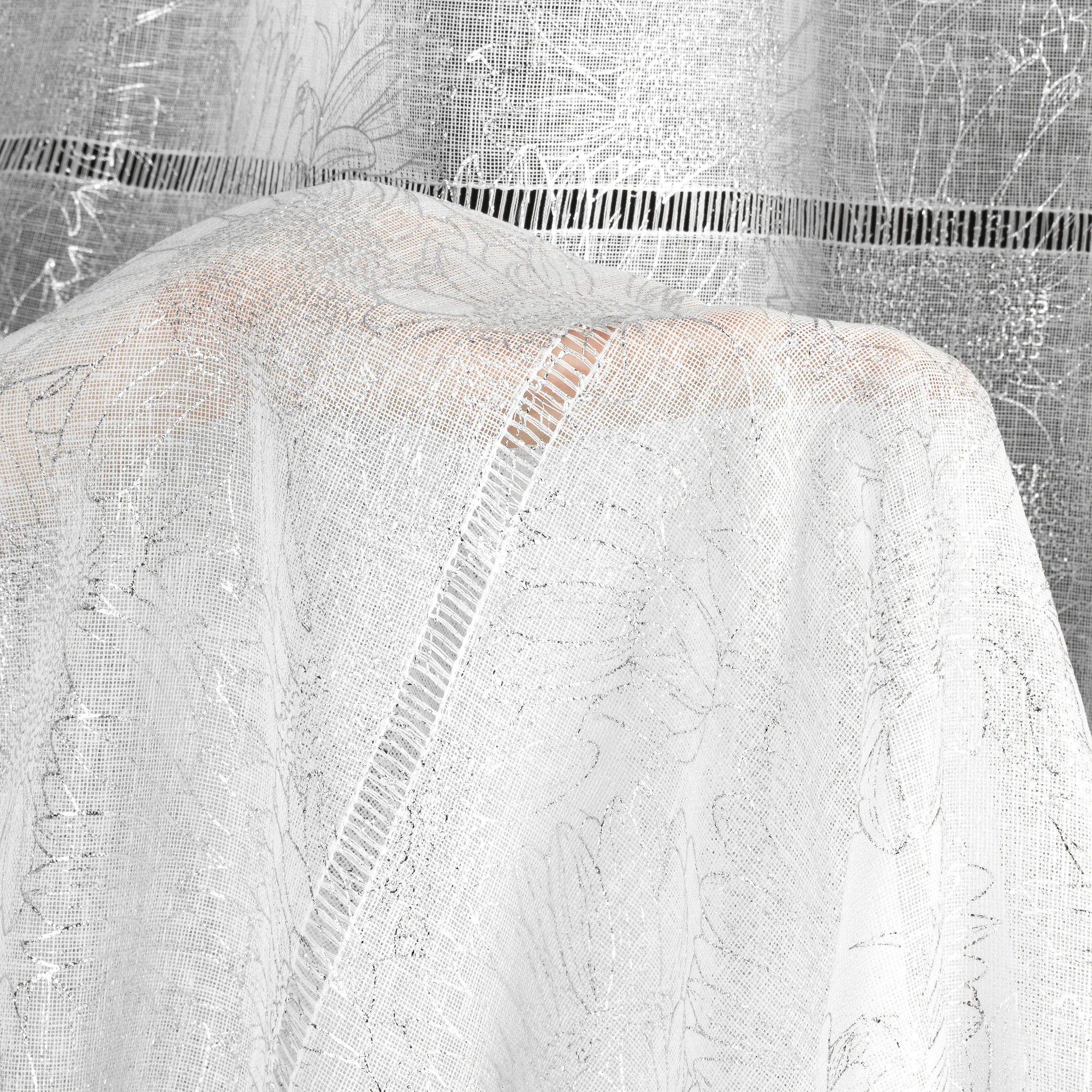 Firana biało, srebrna zdobiona ażurowymi paskami i roślinnym nadrukiem 140x250 cm przelotka - KATY - Eurofirany