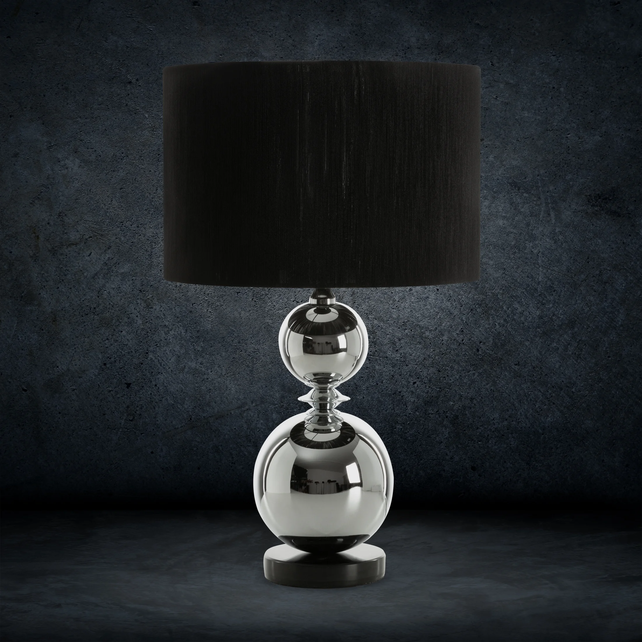 Lampa stołowa ZENA zdobiona metalowymi bombkami Eurofirany