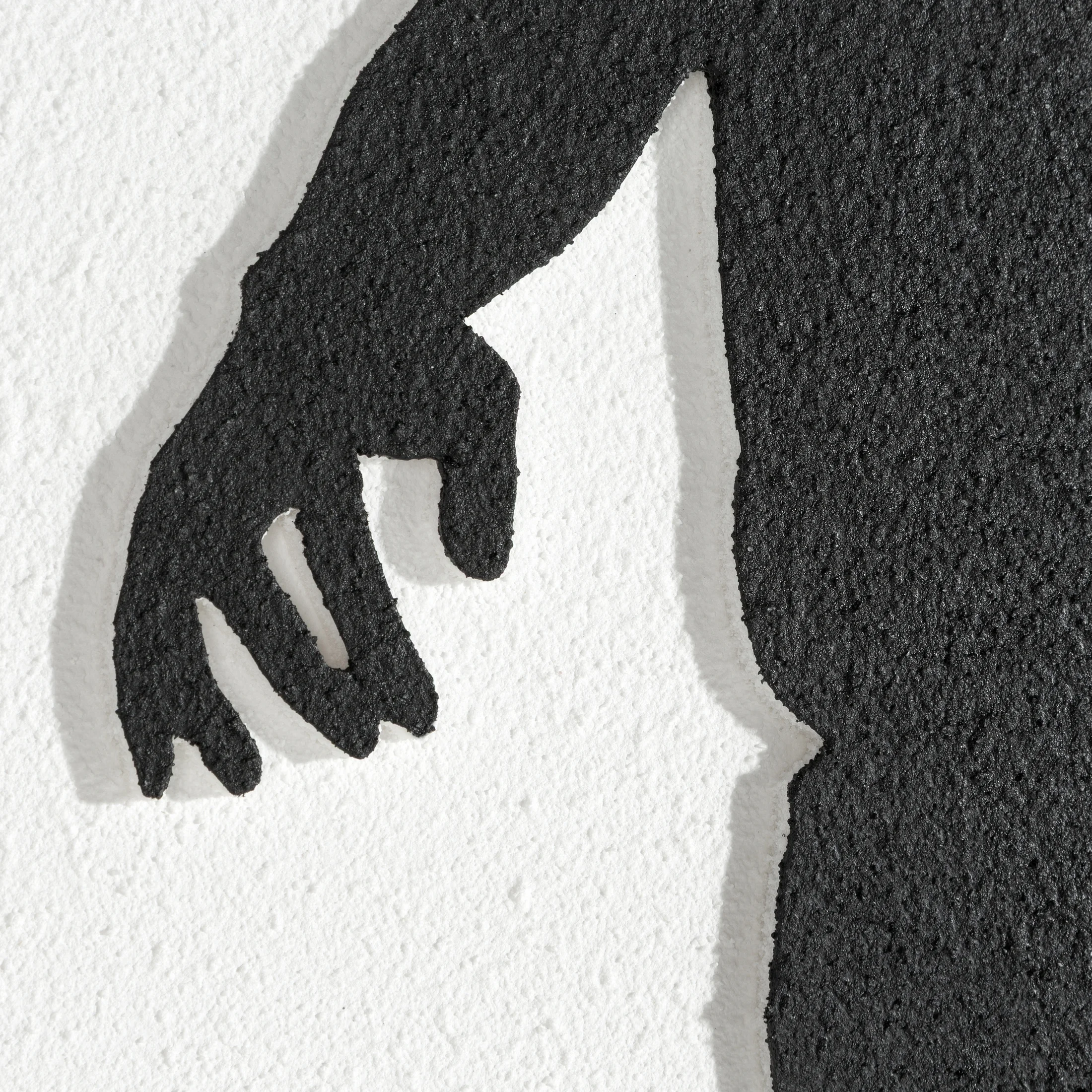 Obraz kremowo, czarny ręcznie malowany na płótnie z motywem piłkarza oprawiony w ramę 52x72 cm Eurofirany