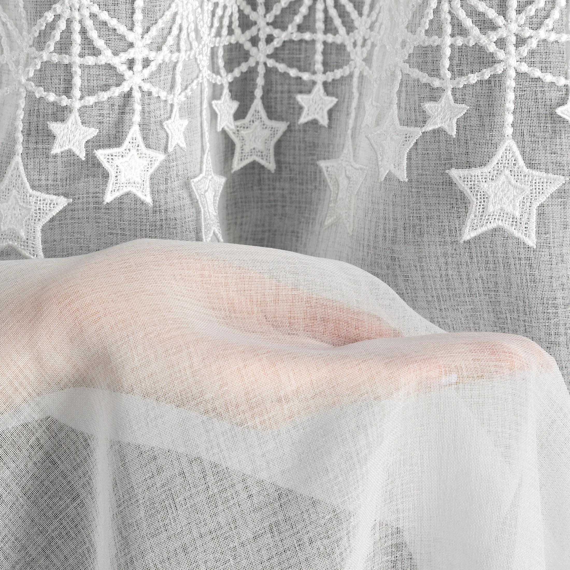 Firana świąteczna biała z etaminy zdobiona aplikacją z motywem gwiazdek 140x250 cm przelotki - XMAS Eurofirany