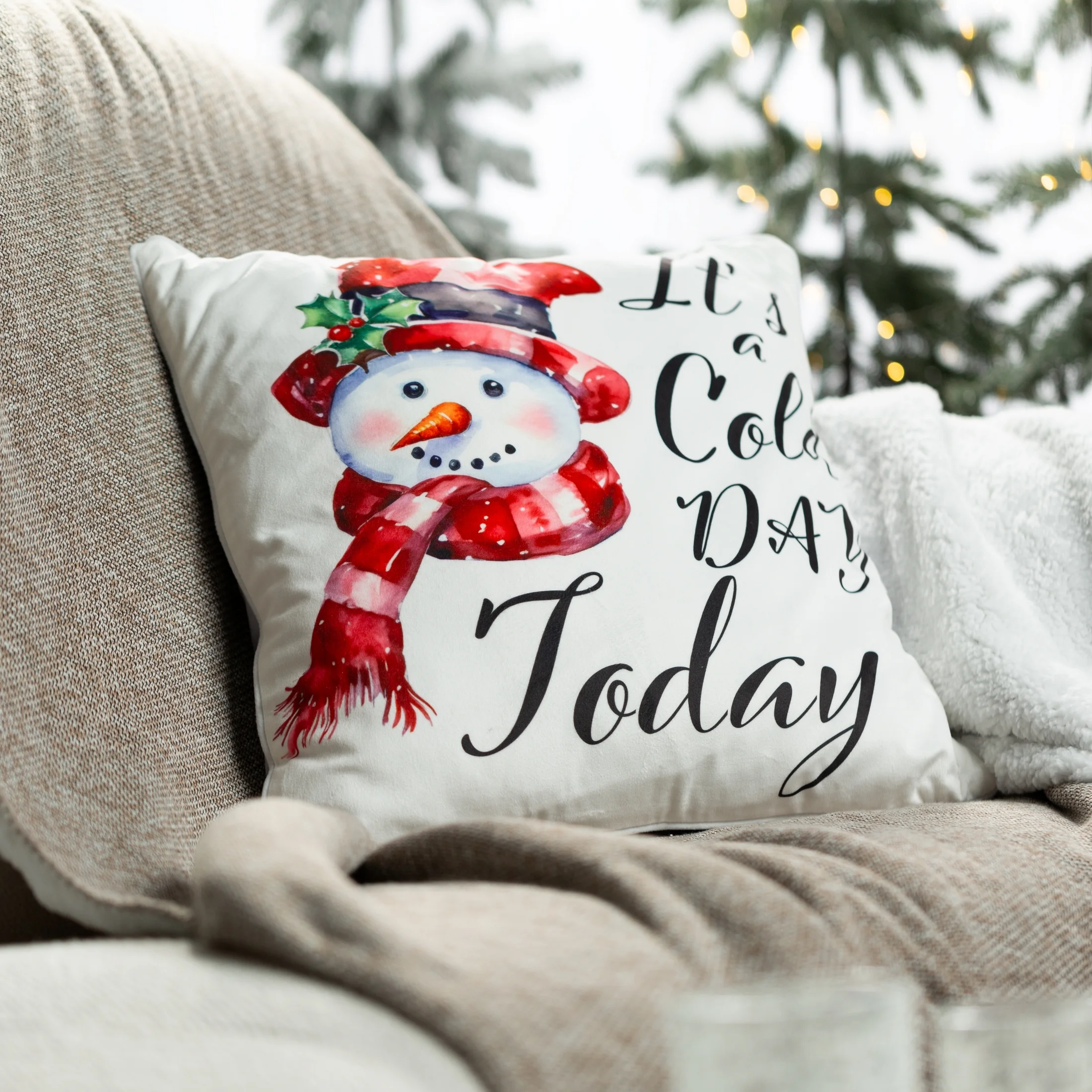 Poszewka na poduszkę 45x45 cm welwetowa zdobiona uroczym motywem świątecznym kremowo, czerwona Eurofirany