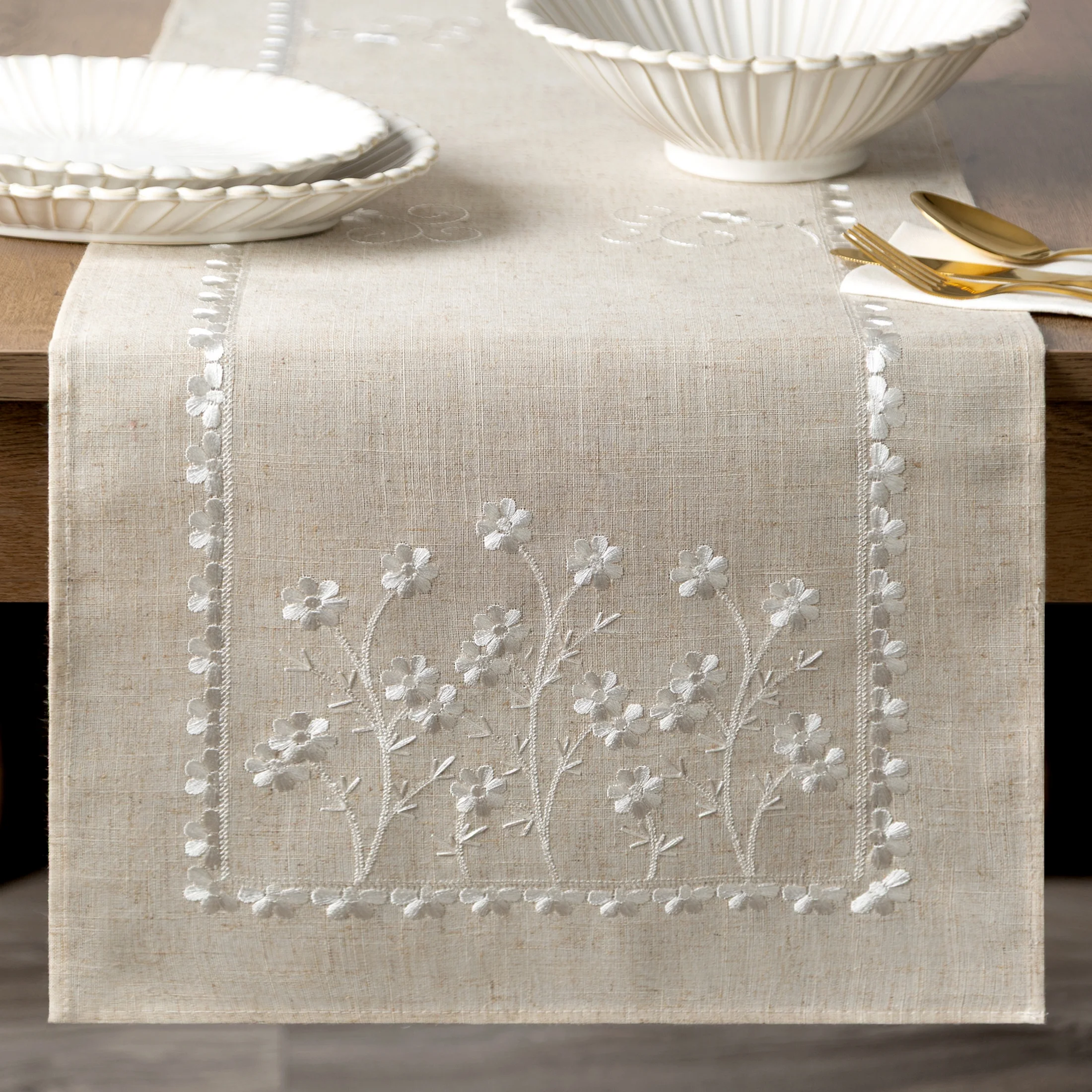Bieżnik na stół beżowy 40x180 cm ADELINE z dodatkiem lnu zdobiony haftem Eurofirany