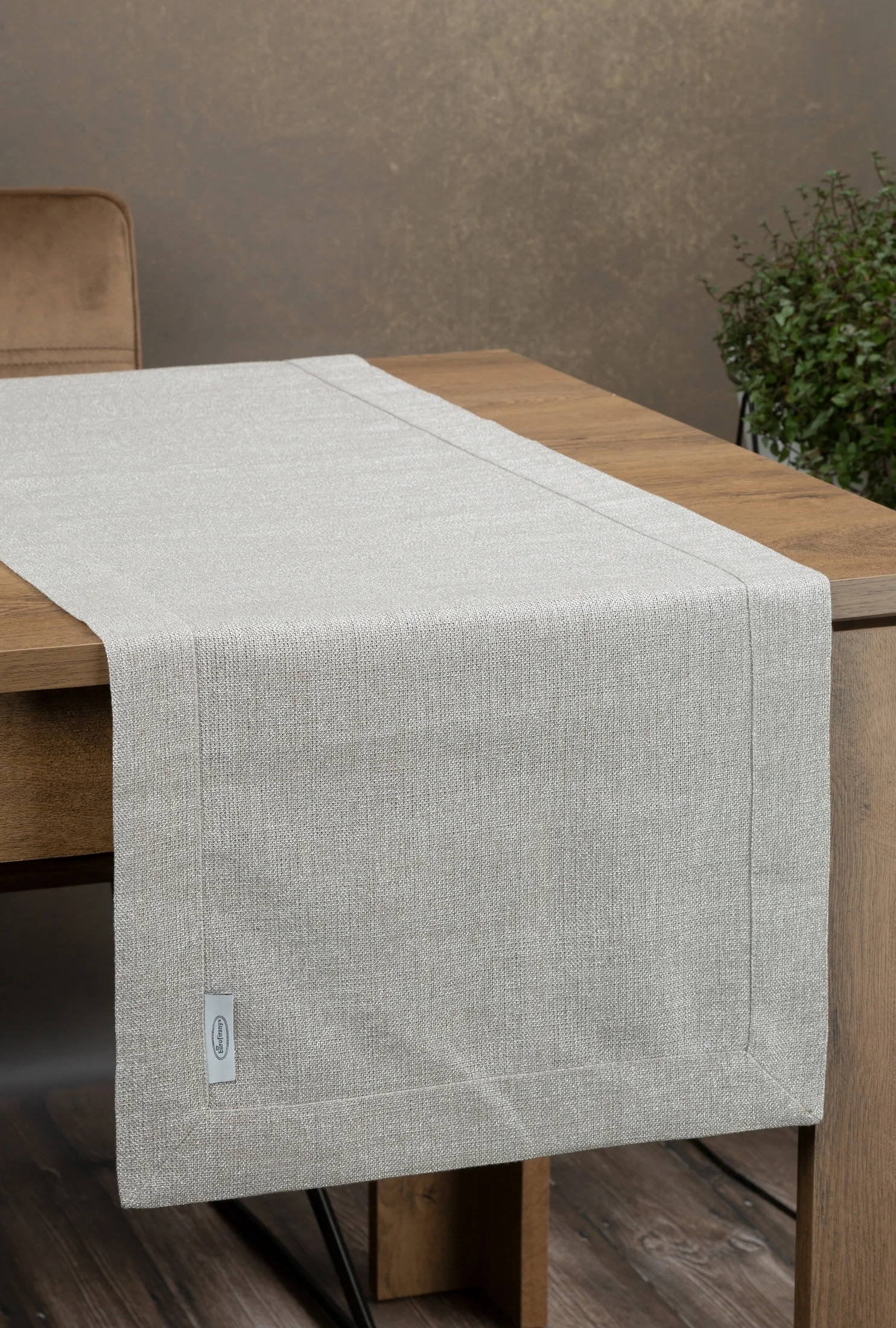 Bieżnik na stół srebrny 40x140 cm o płóciennym splocie BIANCA 1 z dodatkiem błyszczącej nici wykończony podwójną listwą na brzegach