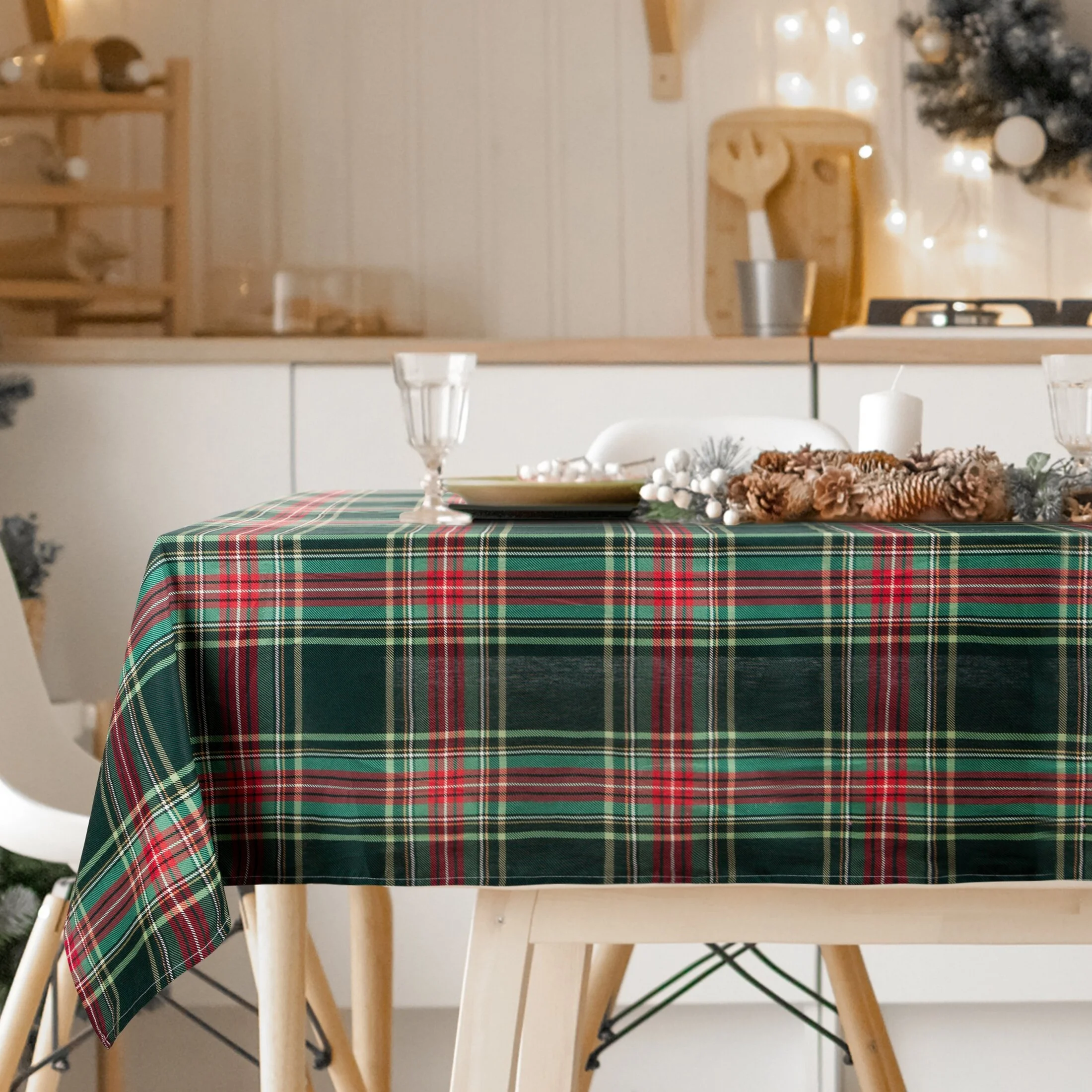 Obrus świąteczny 140x180 cm czerwono, zielony bawełniany zdobiony kratą AURORA Eurofirany