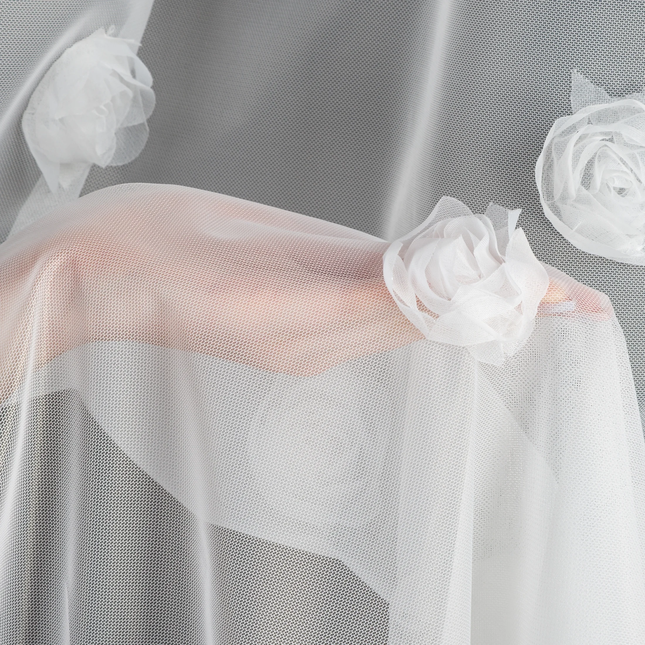 Firana biała z siateczki zdobiona różami 3D 140x250 cm przelotka - DIANA Eurofirany