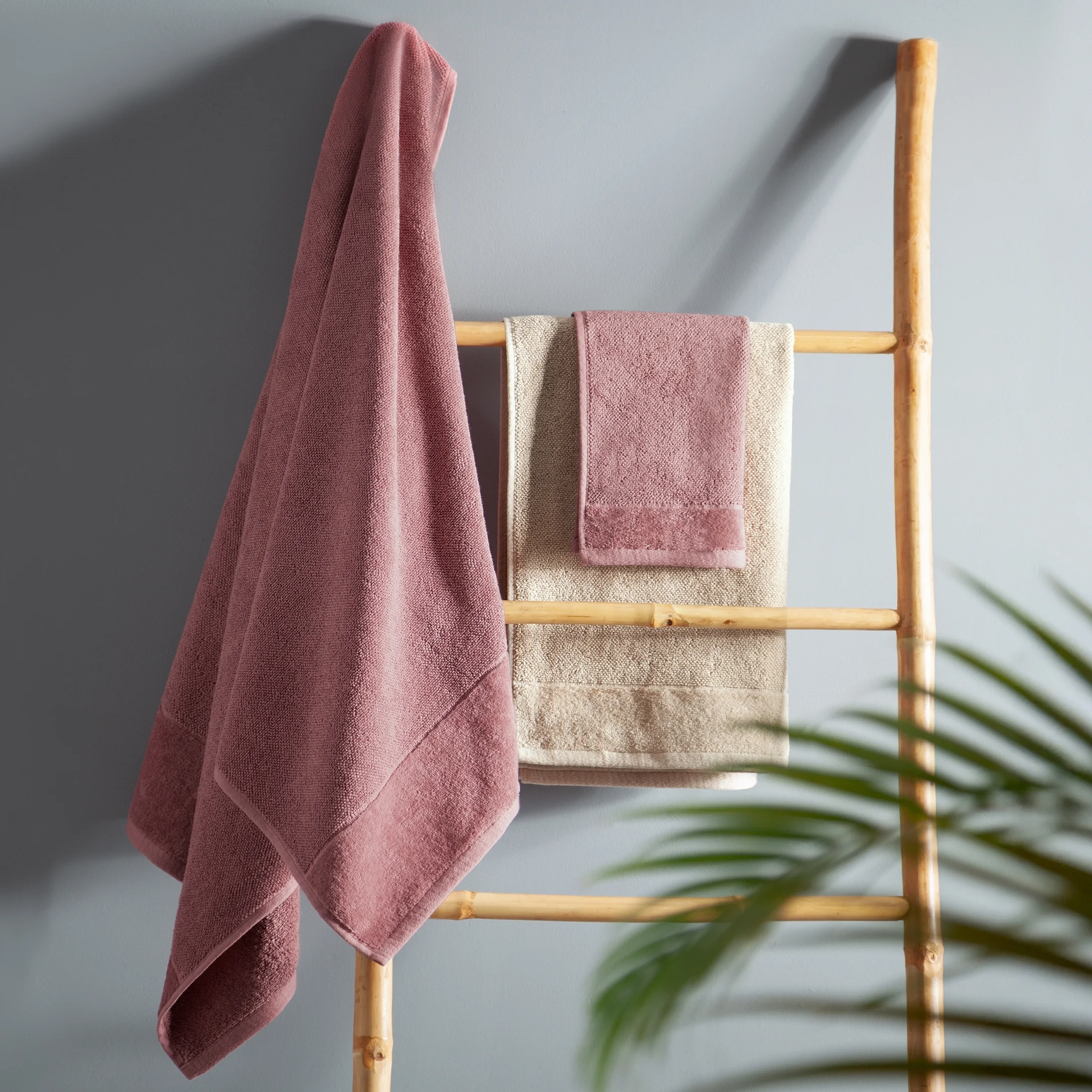 Ręcznik kąpielowy FERO z welwetową bordiurą pudrowy róż 50x90 cm Eurofirany