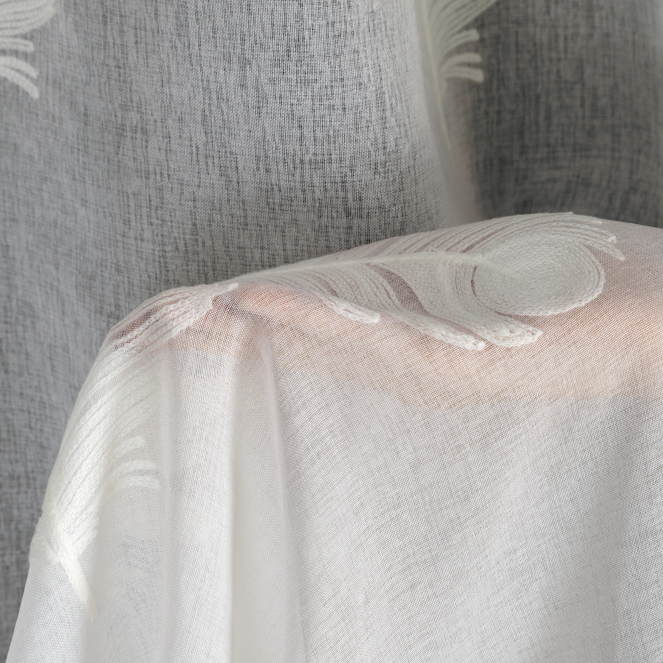 Firana biała z etaminy zdobiona haftem piór 140x250 cm przelotka - LIRENA - Eurofirany