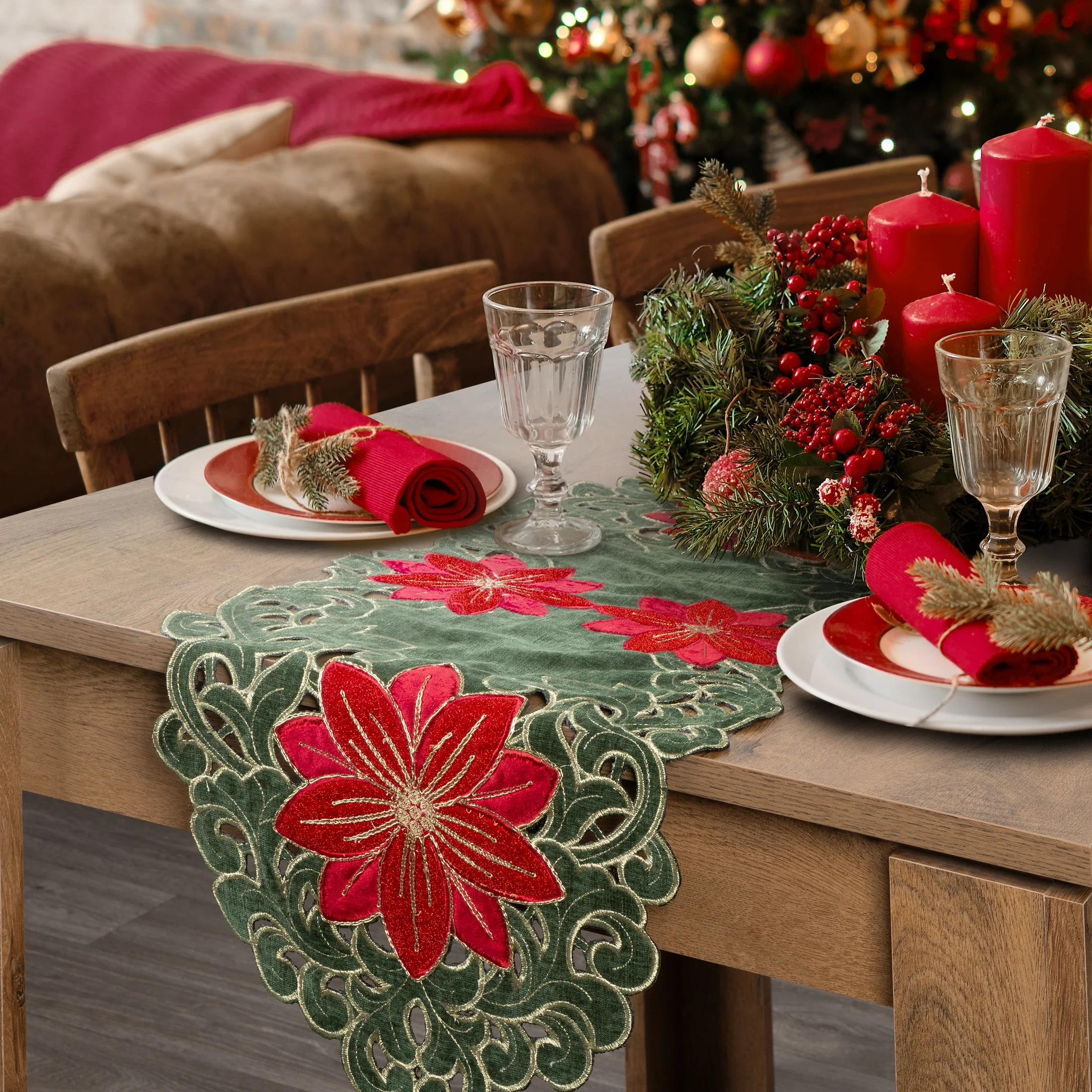 Bieżnik świąteczny na stół 35x180 cm zielono, czerwony zdobiony haftem gwiazd betlejemskich Eurofirany