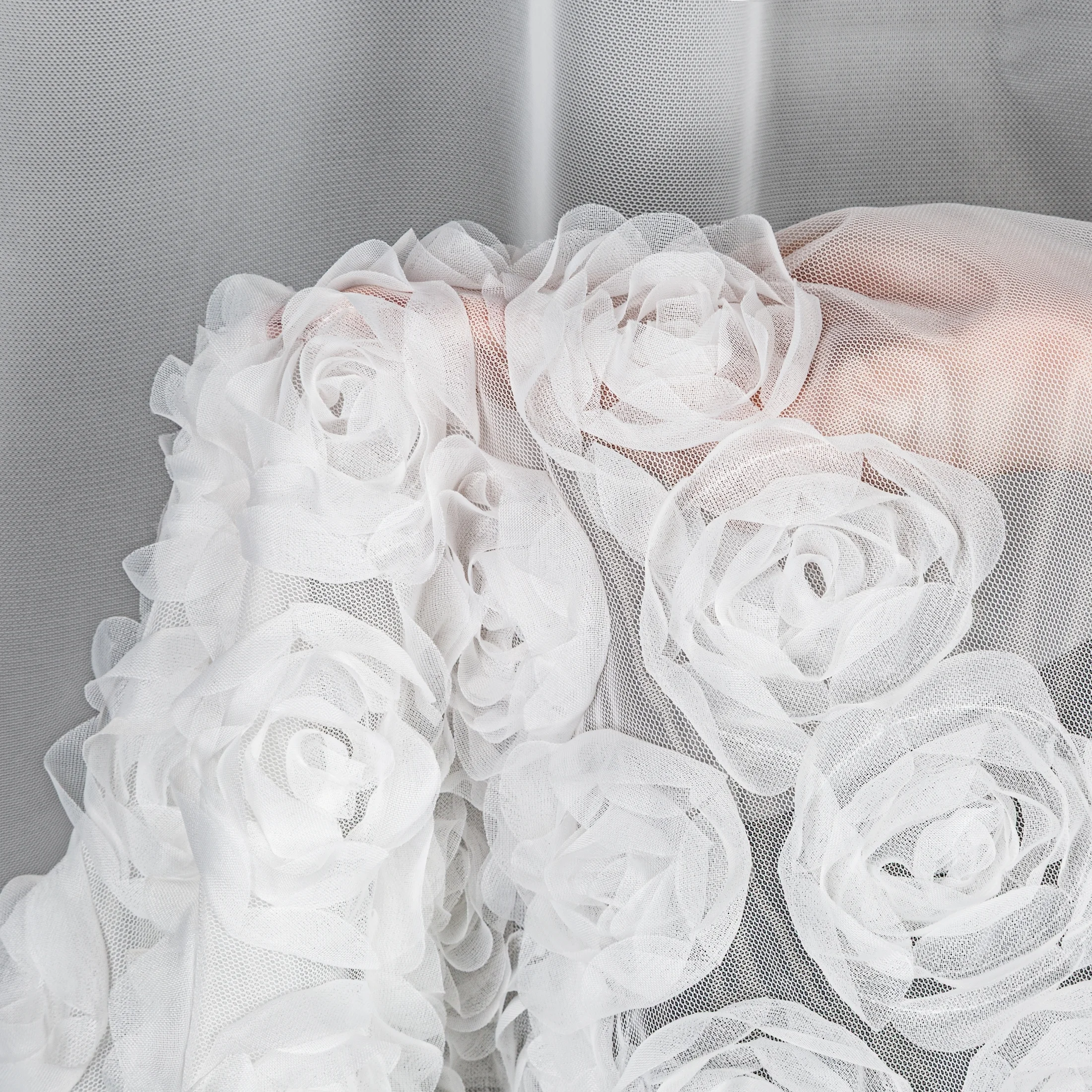 Firana z siateczki biała zdobiona pasem aplikacji róż 3D 140x270 cm taśma ROSES Eva Minge Eurofirany