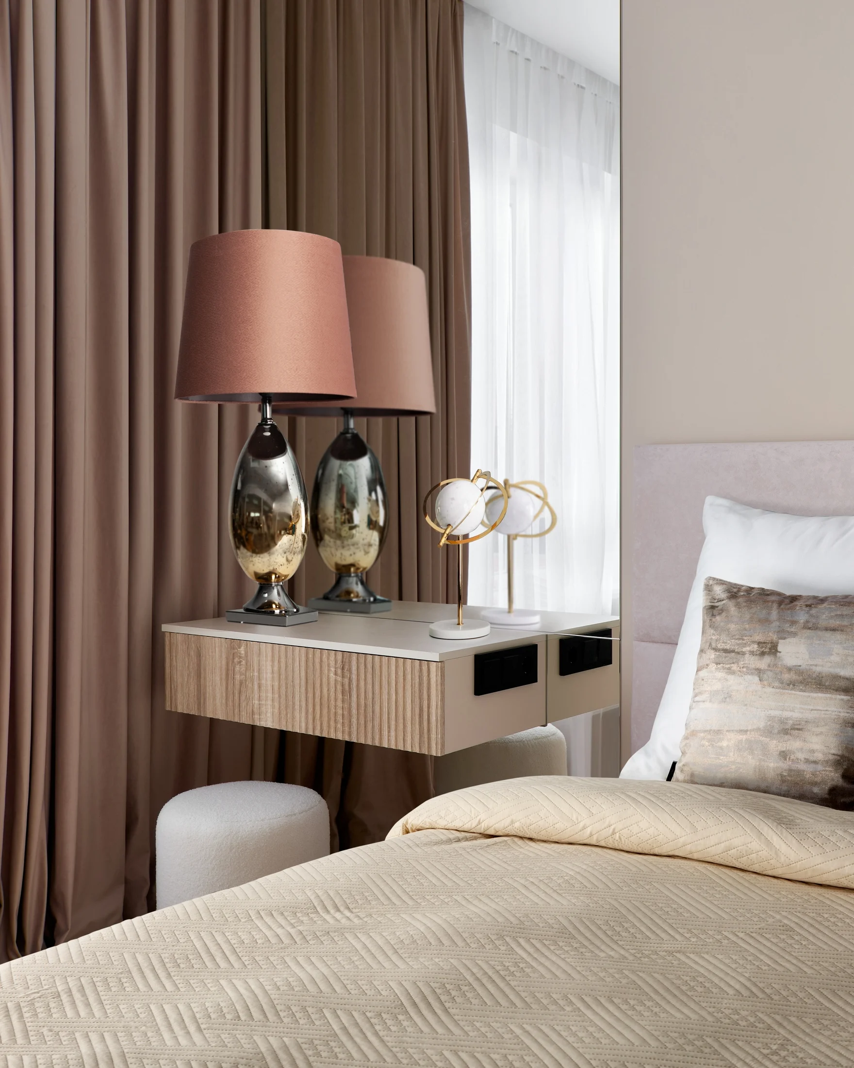 Poszewka na poduszkę 45x45 cm welwetowa zdobiona przecieranym lśniącym wzorem kremowa ELLA Eurofirany