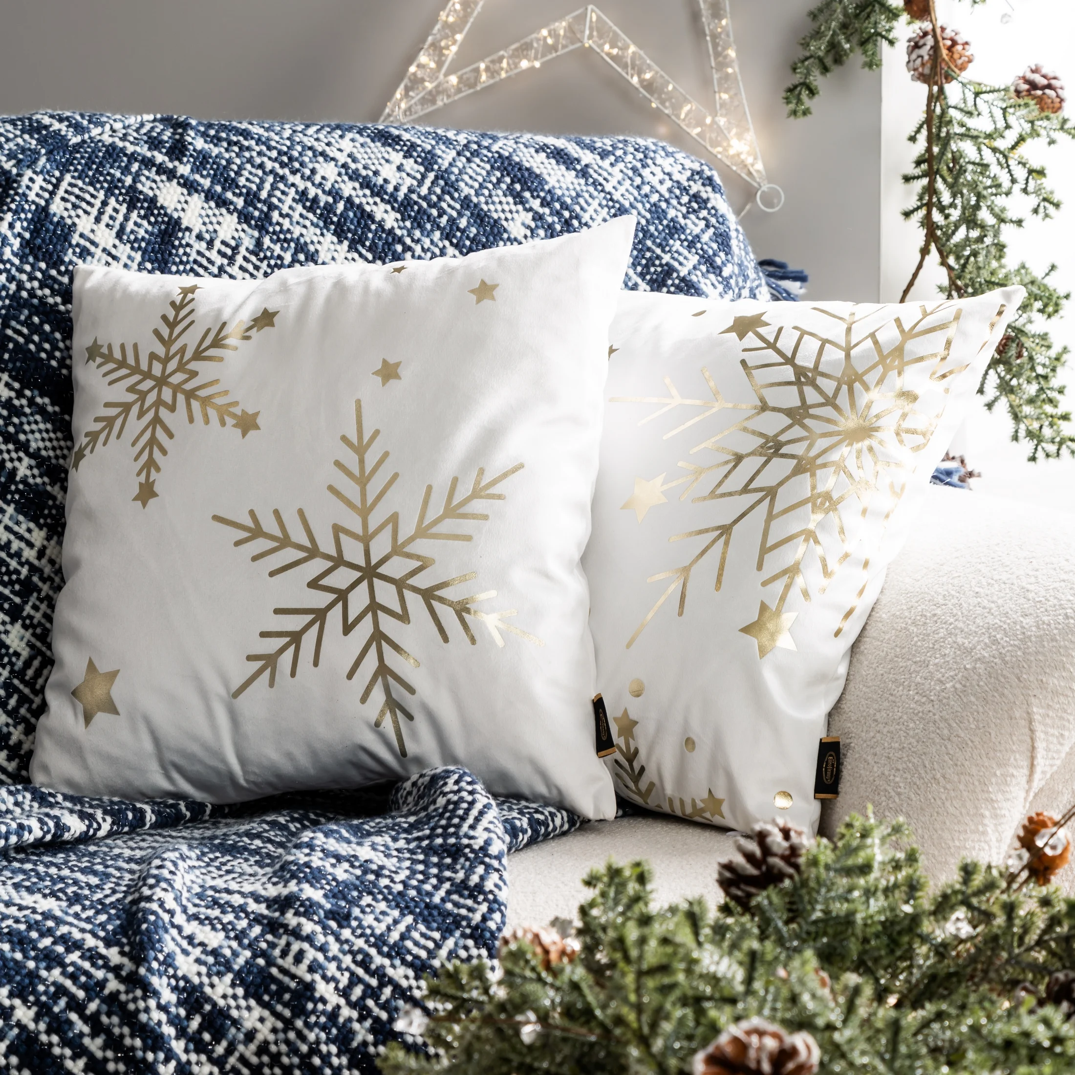 Poszewka na poduszkę świąteczna 45x45 cm welwetowa biała zdobiona nadrukiem szampańskich śnieżynek Eurofirany