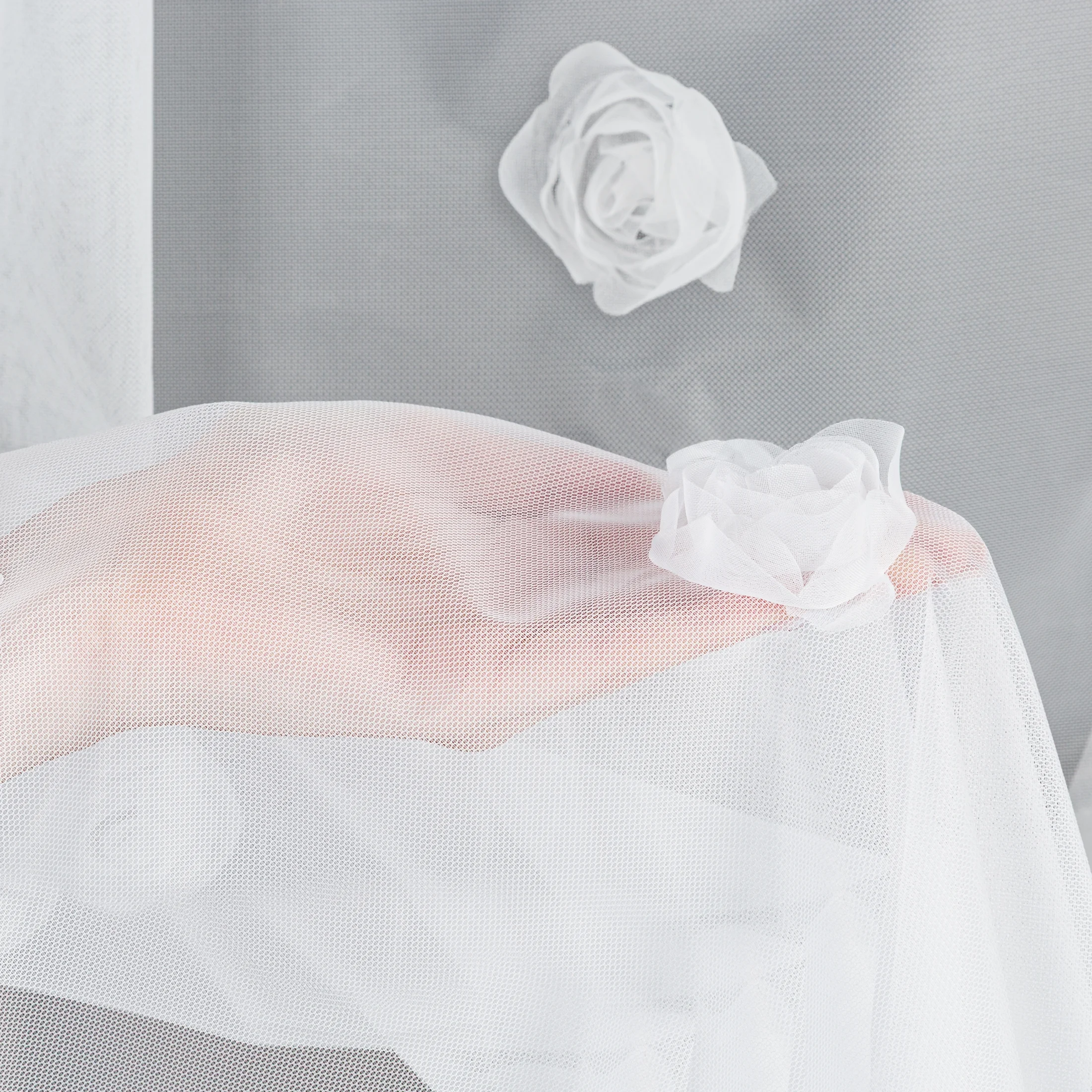 Firana biała z siateczki zdobiona trójwymiarowymi różami 140x250 cm przelotka - DIANA Eurofirany