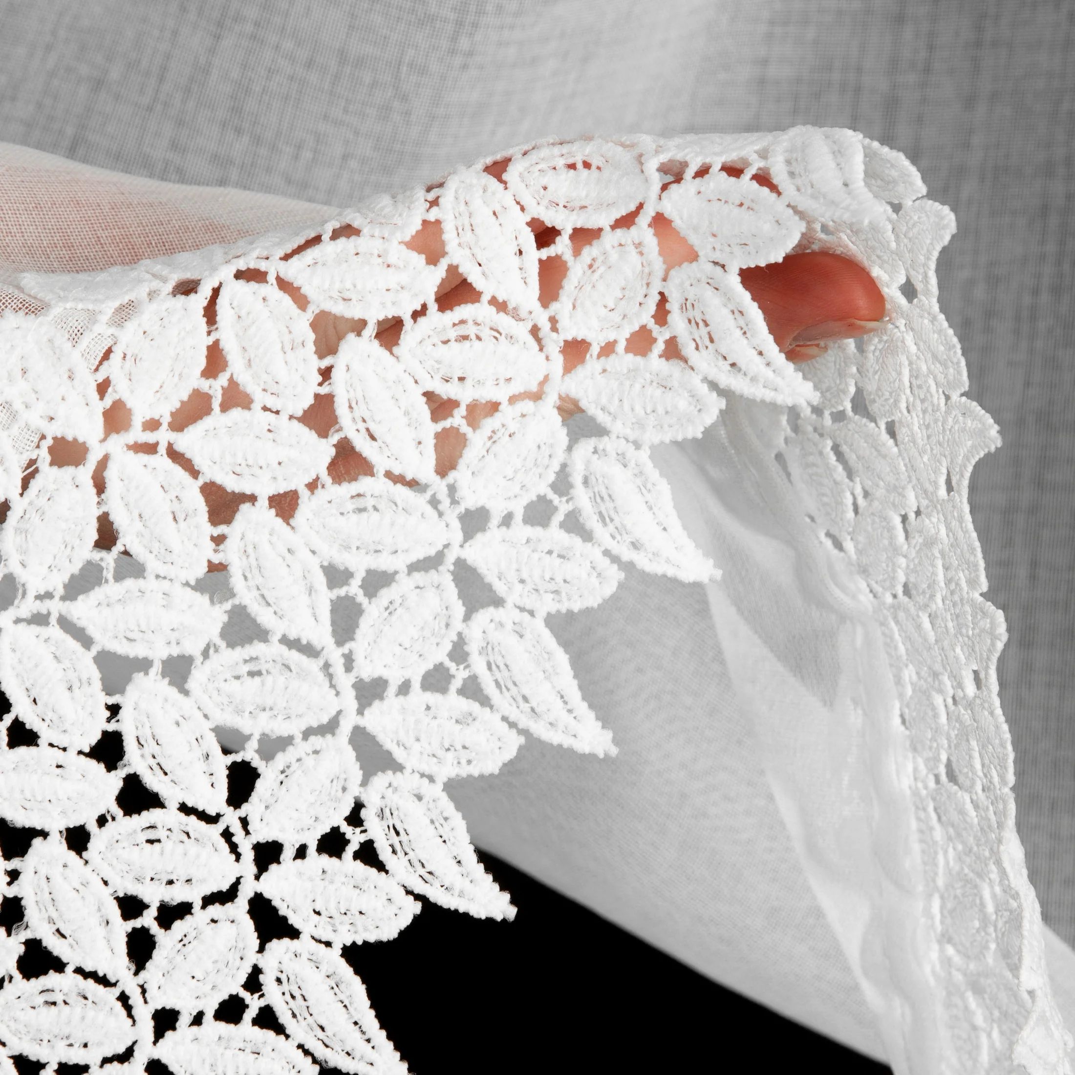 Firana biala łuk z etaminy zdobiona koronką 400x160 cm taśma - HESTIA Eurofirany