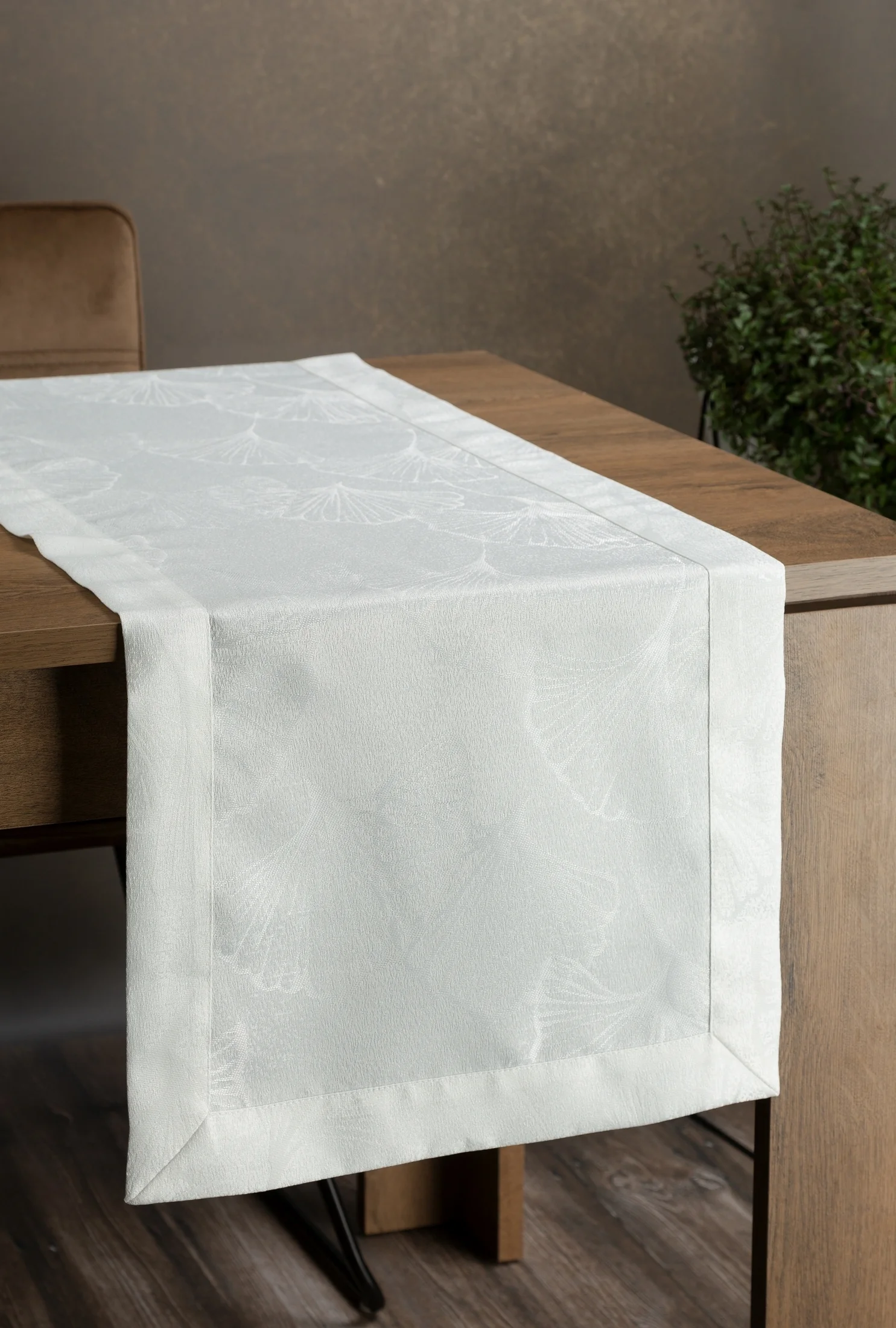 Bieżnik kremowy Diana plamoodporny z subtelnym wzorem Eurofirany