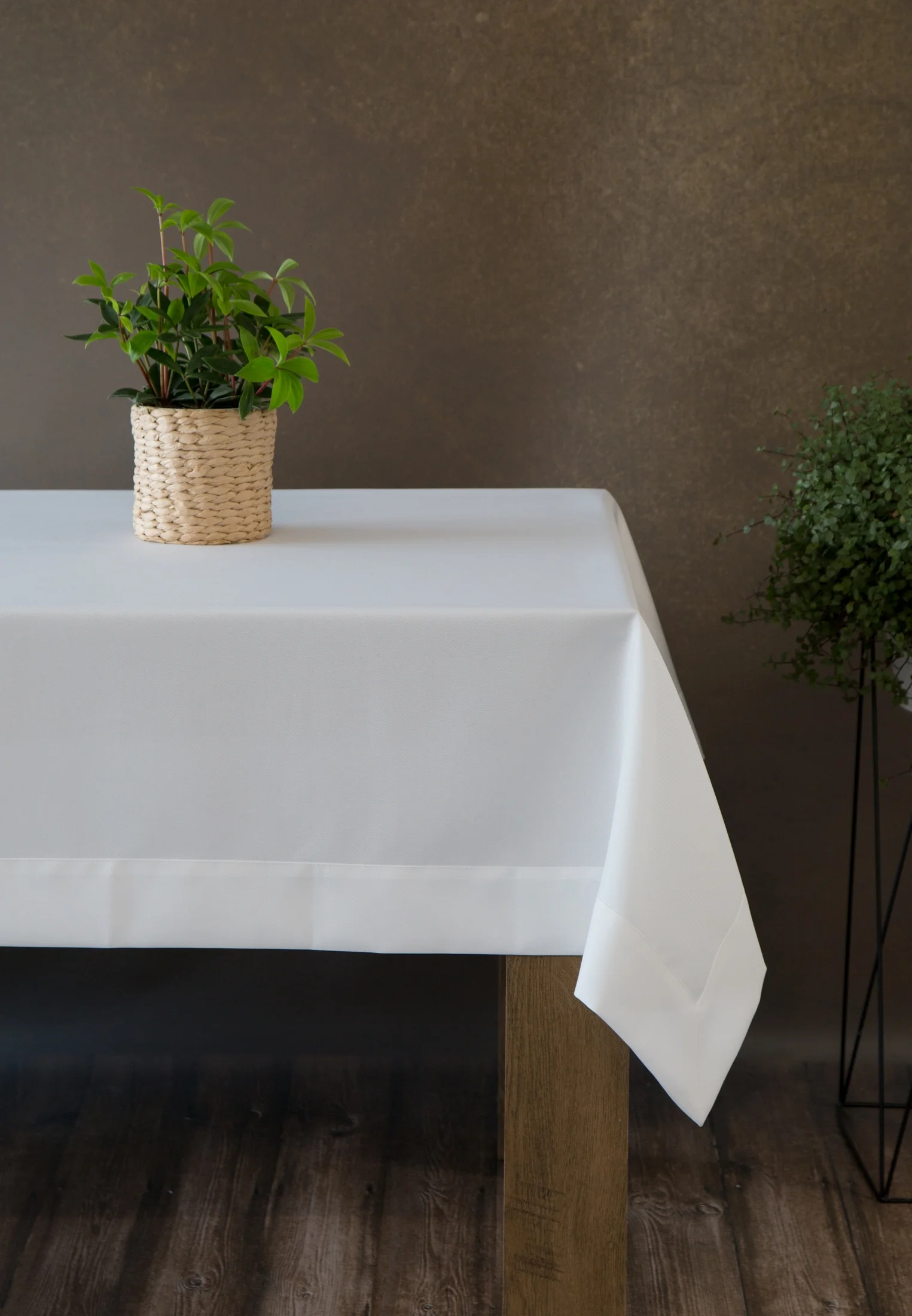 ALEKSA BIAŁY OBRUS PLAMOODPORNY Z SZEROKĄ KRYZĄ 145x300 cm EUROFIRANY