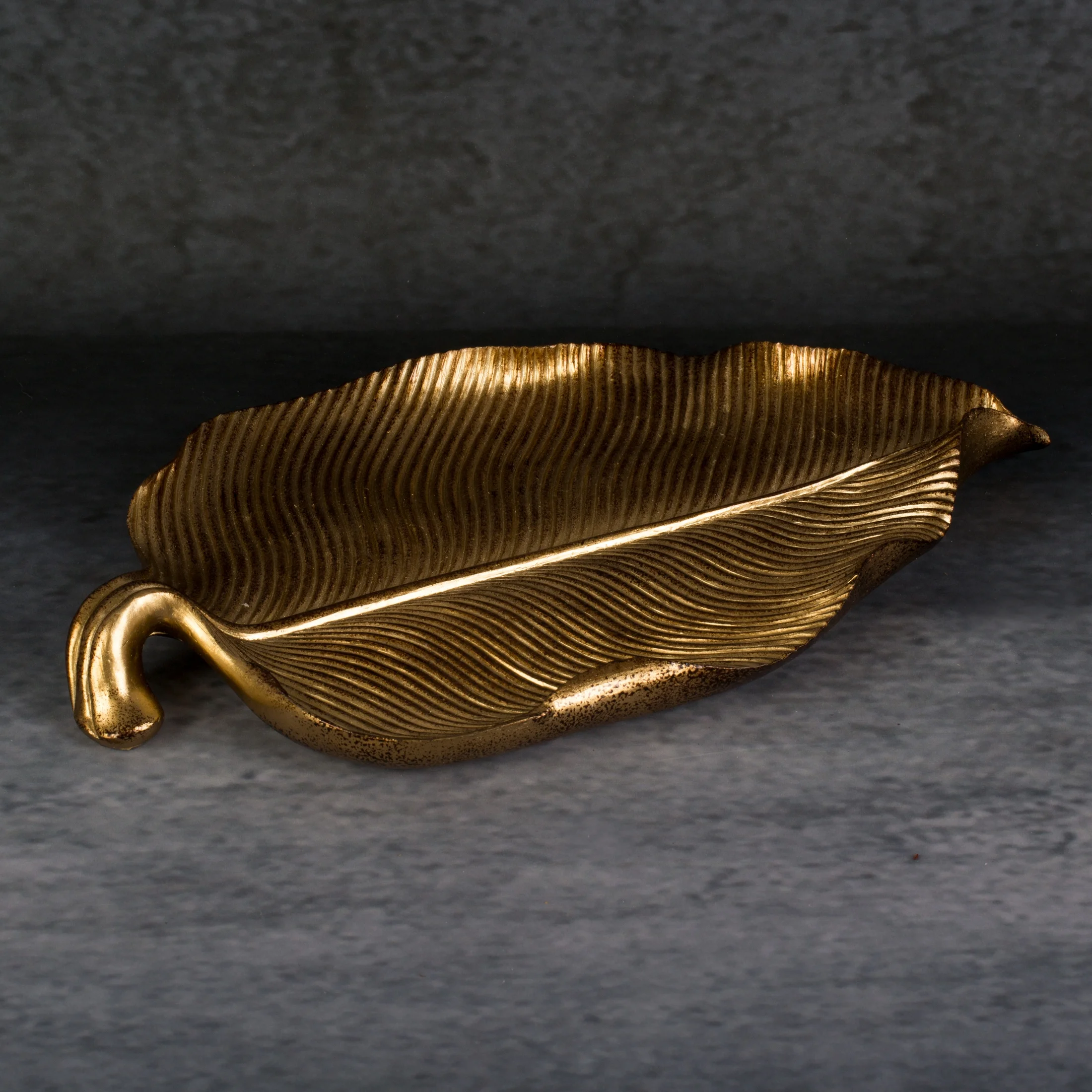 Patera dekoracyjna złota w kształcie liścia 31x19x3 cm AMARI Eurofirany