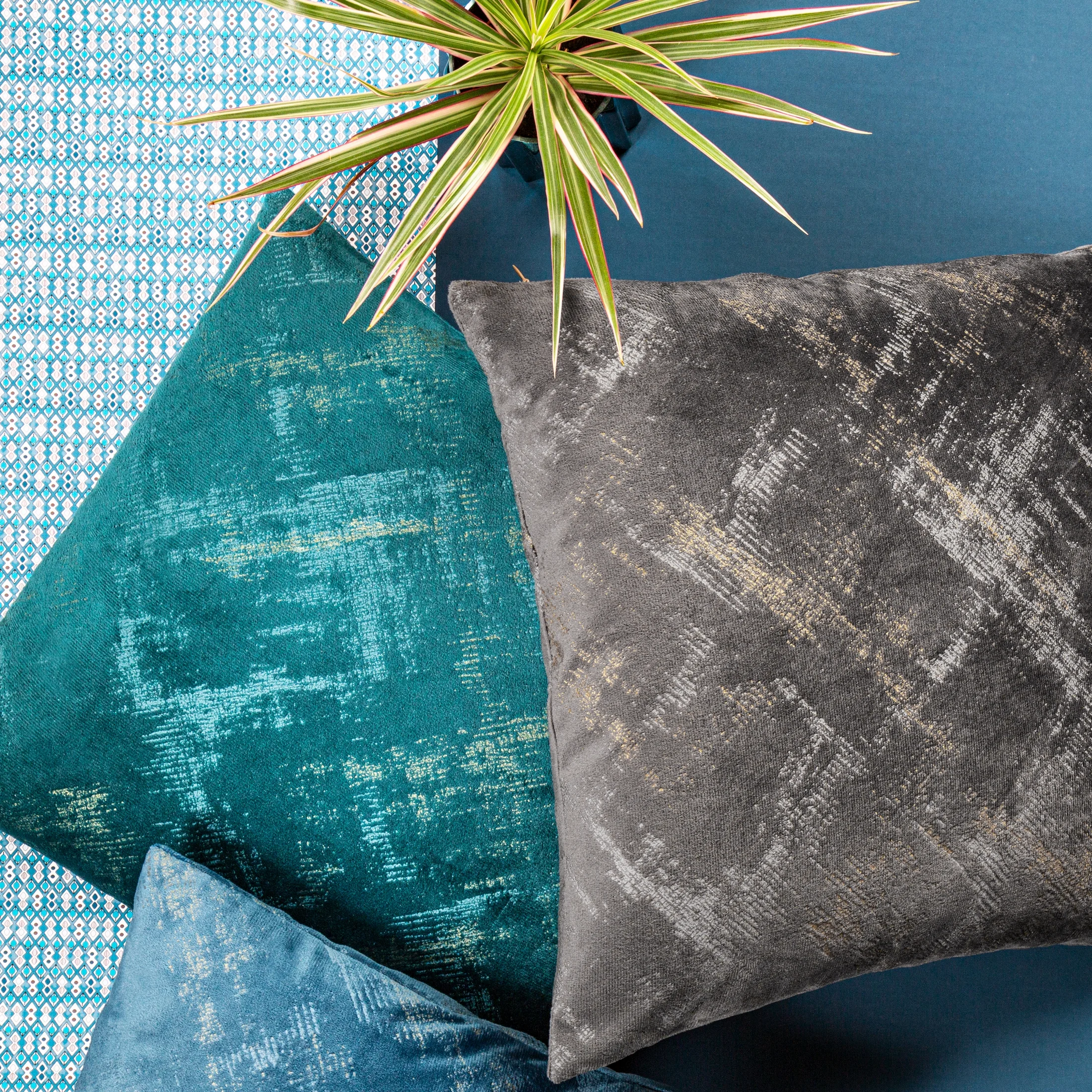 Poszewka na poduszkę 40x40 cm welwetowa z przecieranym wzorem niebiesko, szampańska ADRIA Eurofirany