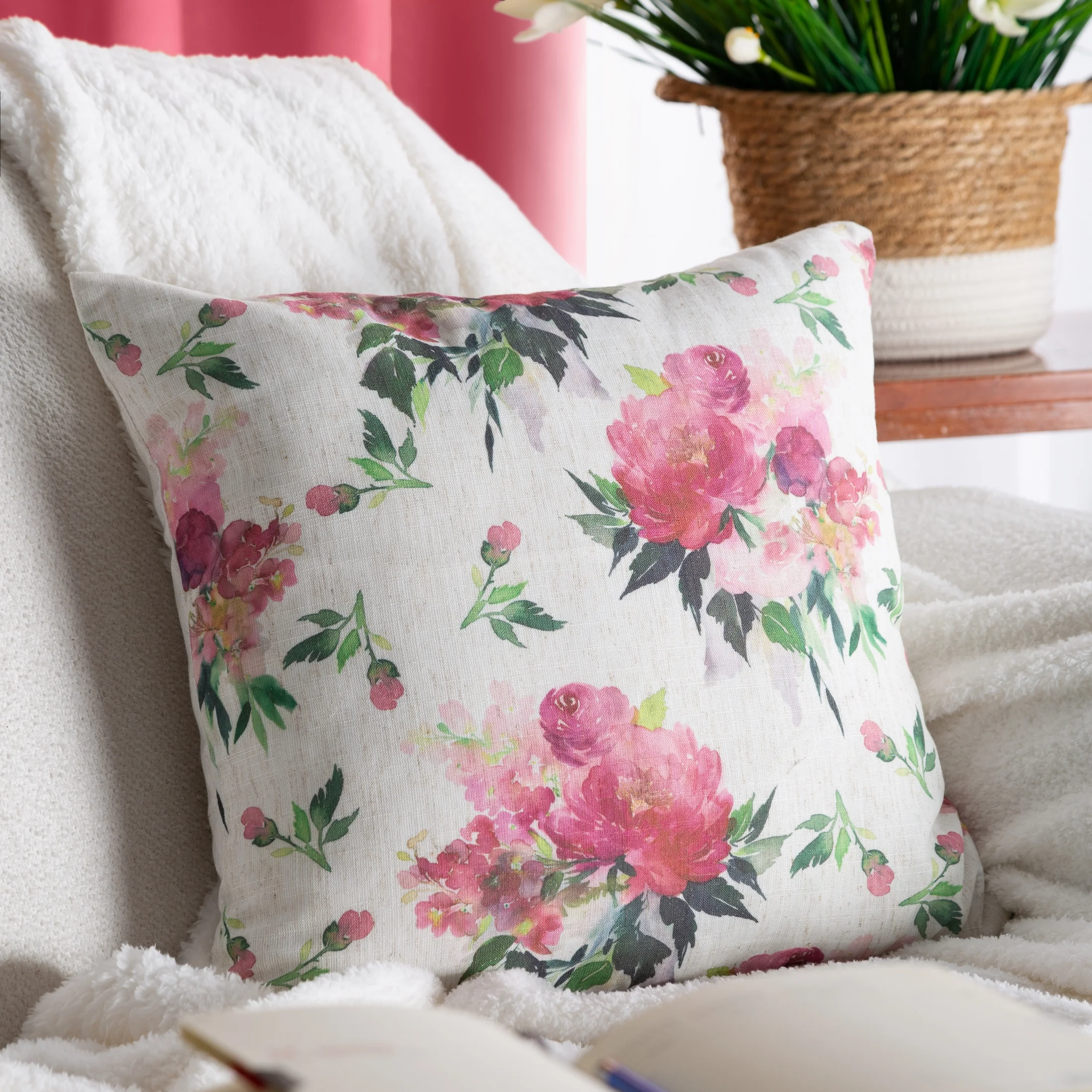 Poszewka na poduszkę 45x45 cm o strukturze lnu zdobiona nadrukiem kwiatów naturalno, różowa WIOSNA 66 Eurofirany